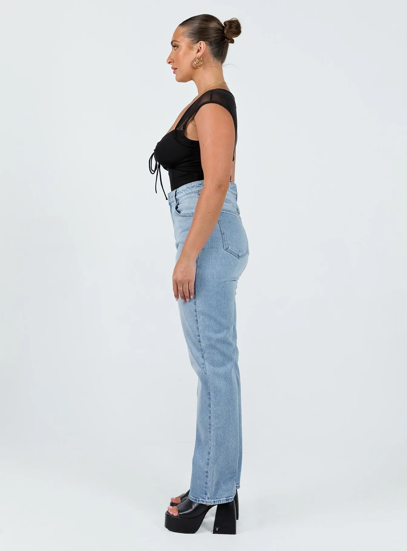 Abrand 94 High Straight Hailey Light Wash Denim Vibrant Trendy Minimalist Style Holiday Vibes Weekend Warrior