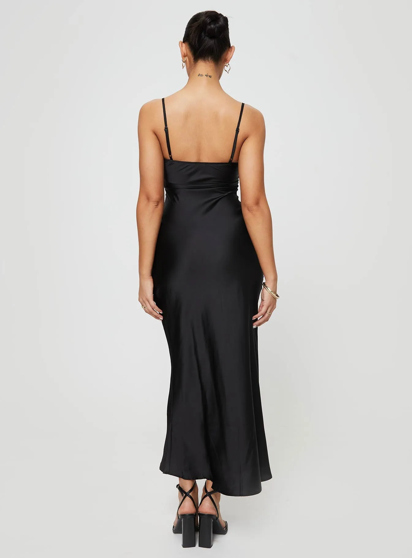 Larver Maxi Dress Black The elegant fit of this dress enhances your figure while providing plenty of comfort