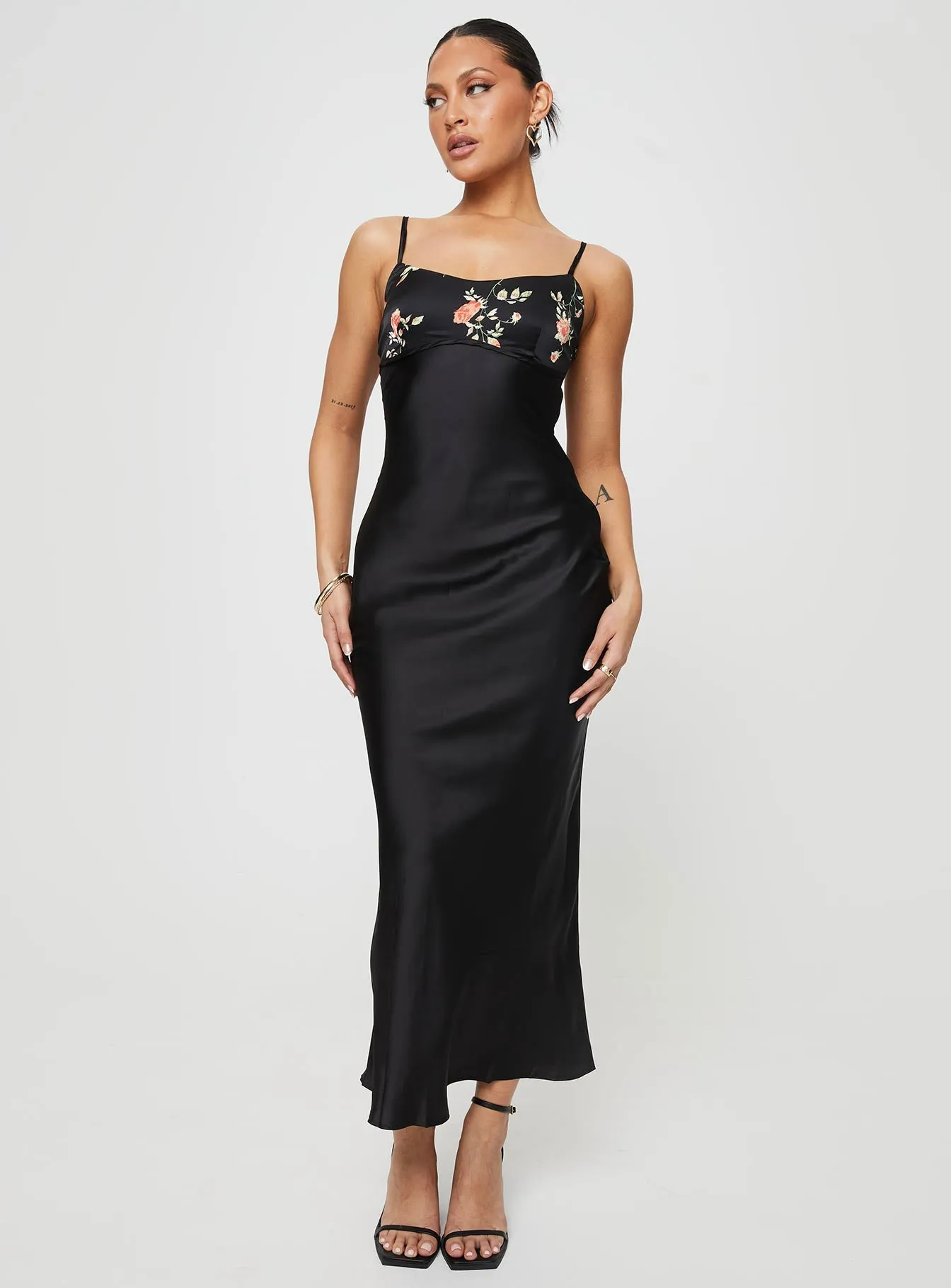 This dress works effortlessly for a variety of events providing both comfort and style This dress provides a polished and sophisticated look while ensuring all-day comfort Larver Maxi Dress Black