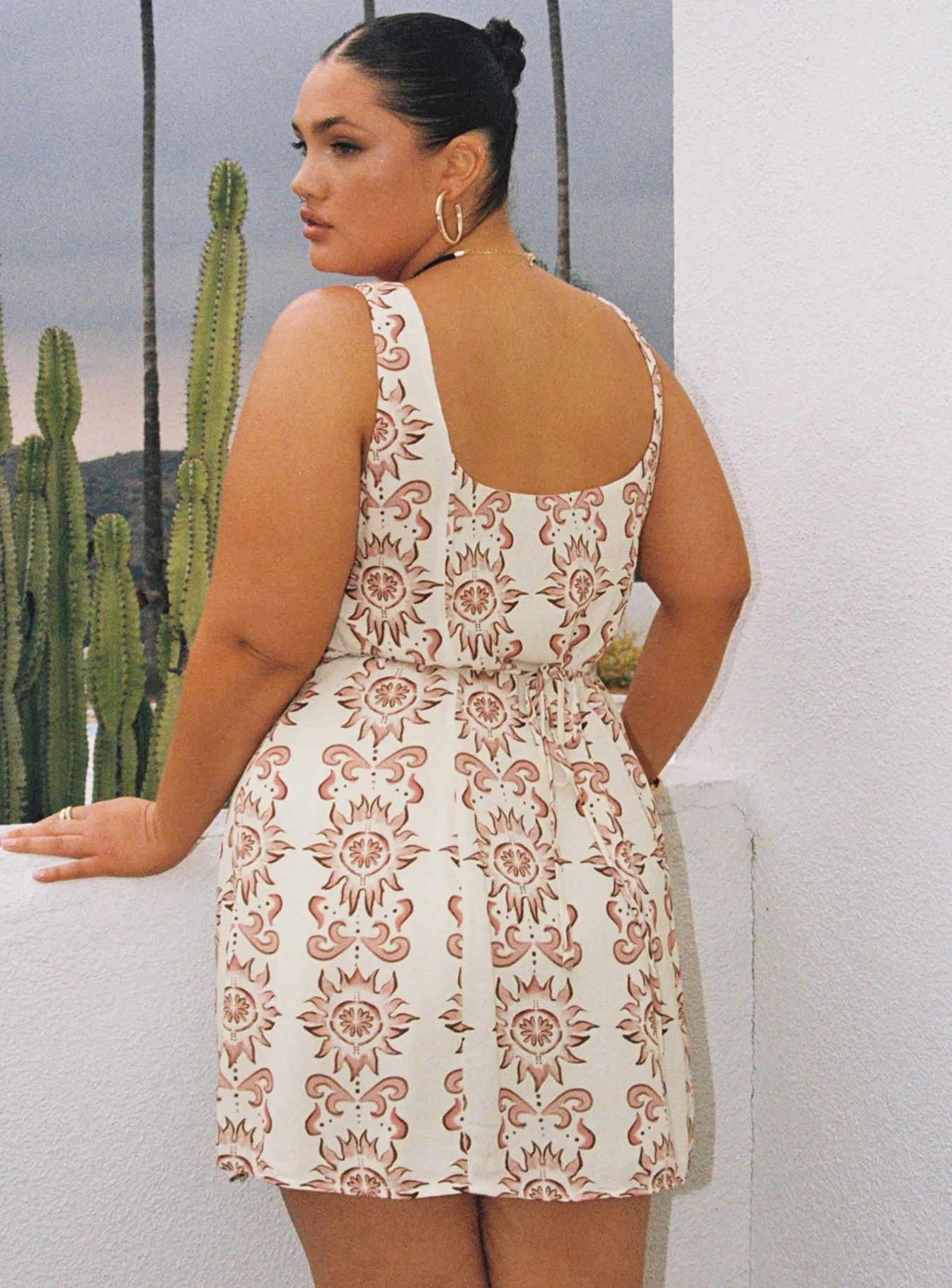 Maris Mini Dress Cream / Pink Curve Relaxed Look