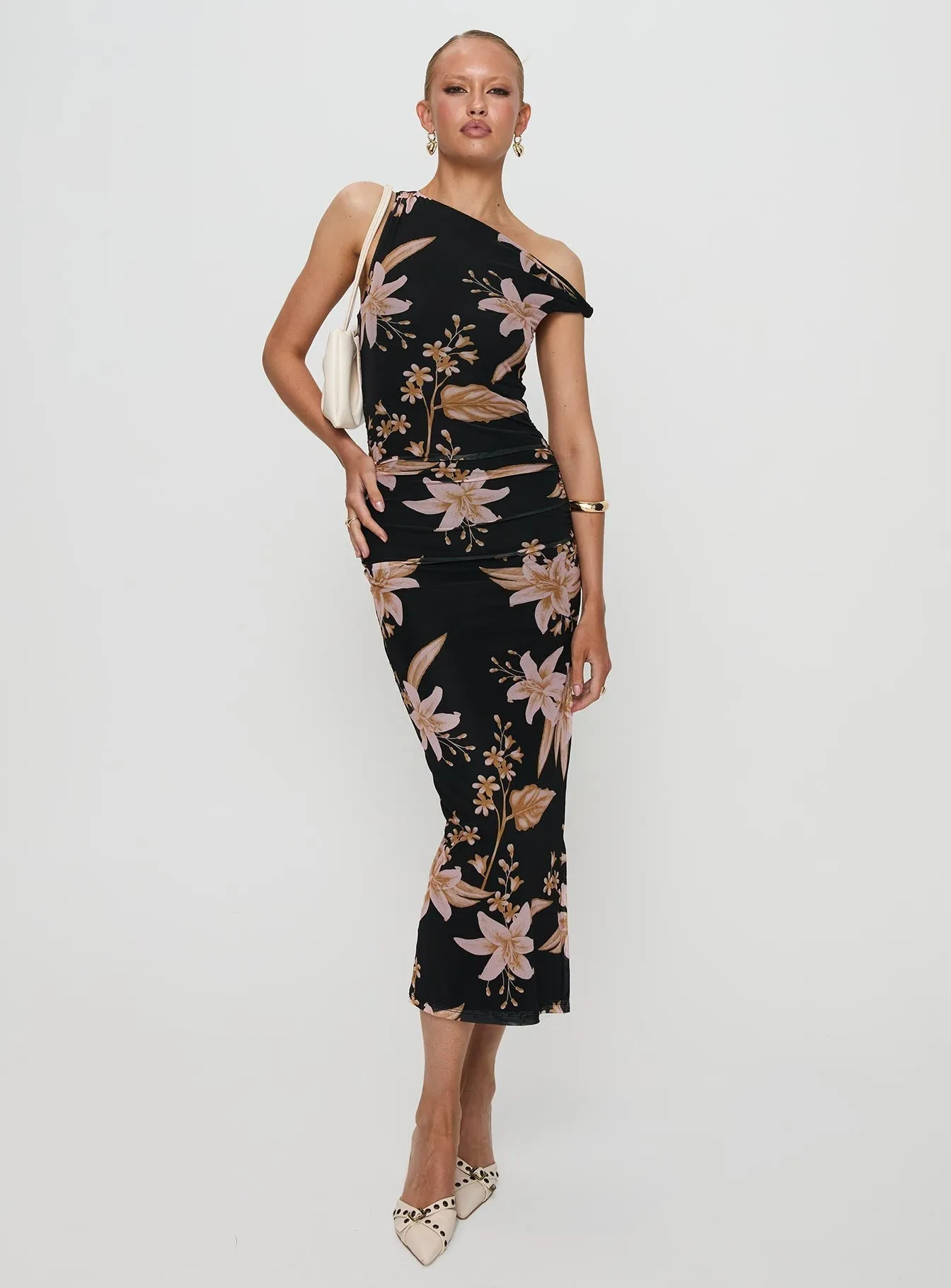 Goldrush Maxi Dress Black Floral This maxi dress offers an effortlessly chic look with a relaxed fit and elegant style