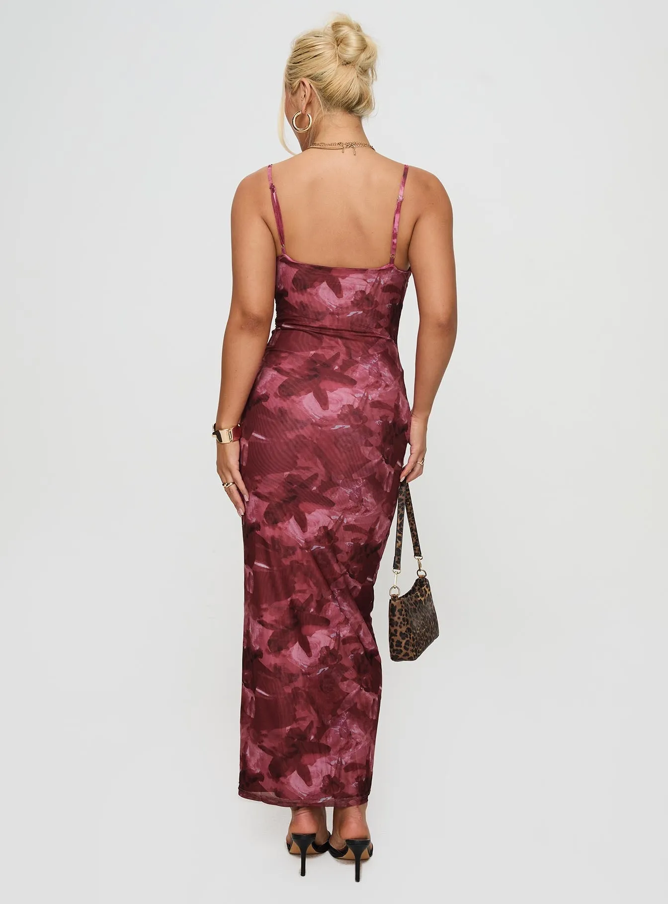 Hathaway Maxi Dress Burgundy Floral This dress is the ideal choice for those who want comfort and elegance in one garment
