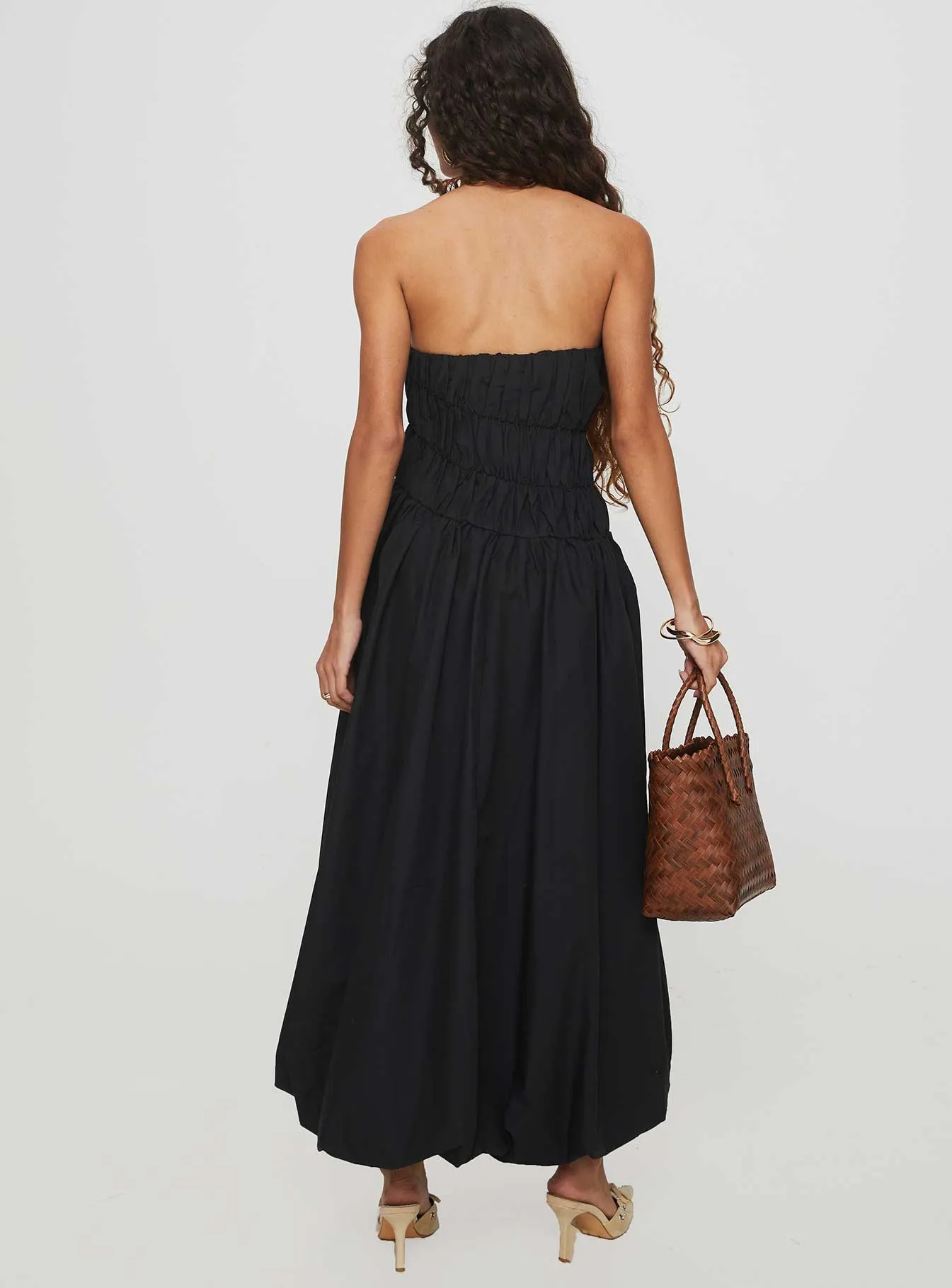 Perfect for casual outings or formal events this dress can be styled to suit any occasion Whether worn for a casual day out or an evening event this maxi dress always looks chic Brydie Bubble Hem Midi Dress Black