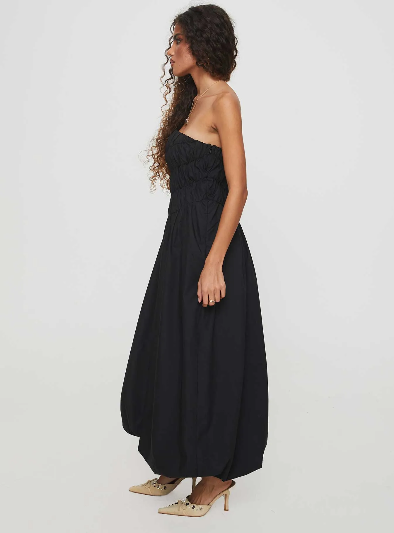 The relaxed fit of this maxi dress offers a casual yet elegant appearance for any occasion Brydie Bubble Hem Midi Dress Black