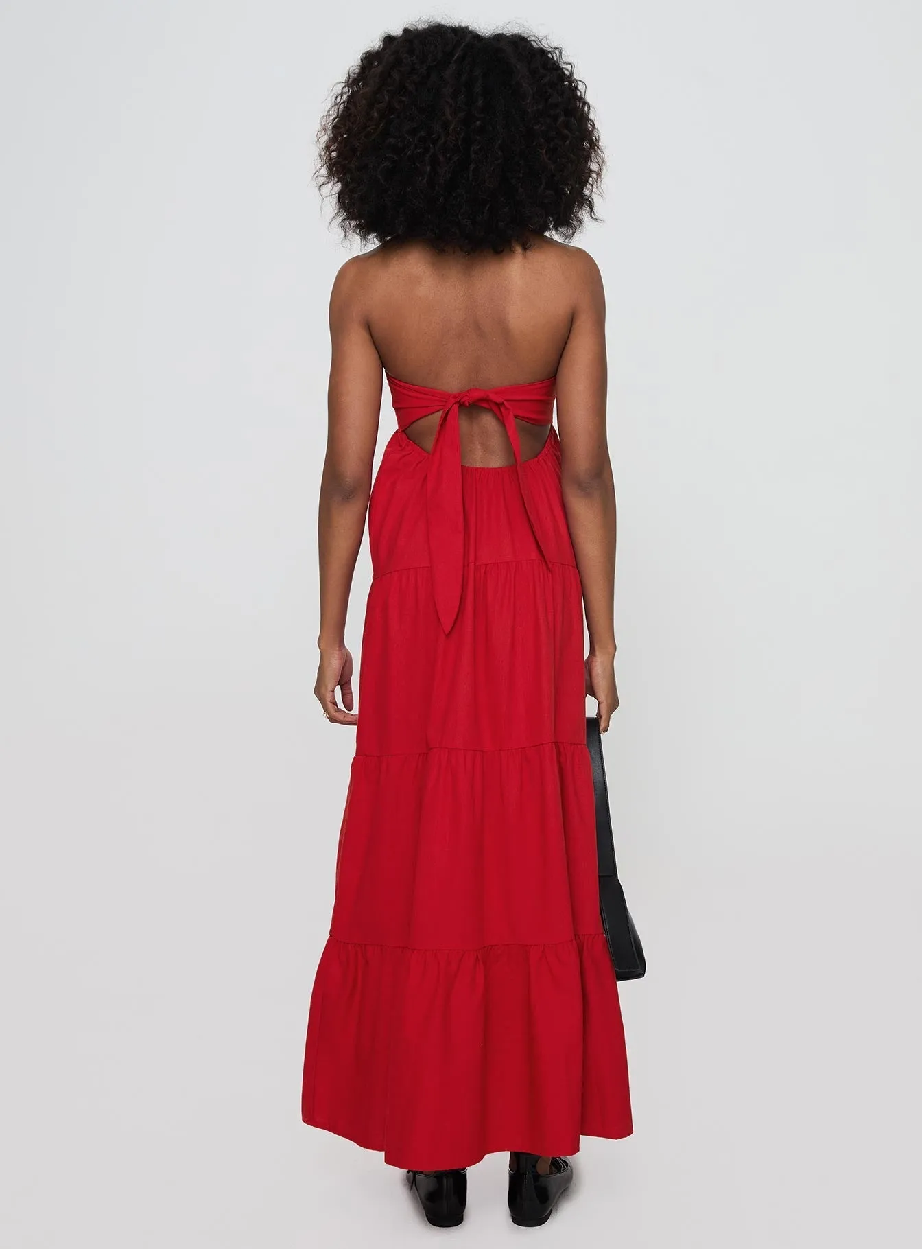 The flattering silhouette of this dress enhances your figure without compromising comfort This dress works effortlessly for a variety of events providing both comfort and style Kazia Maxi Dress Red
