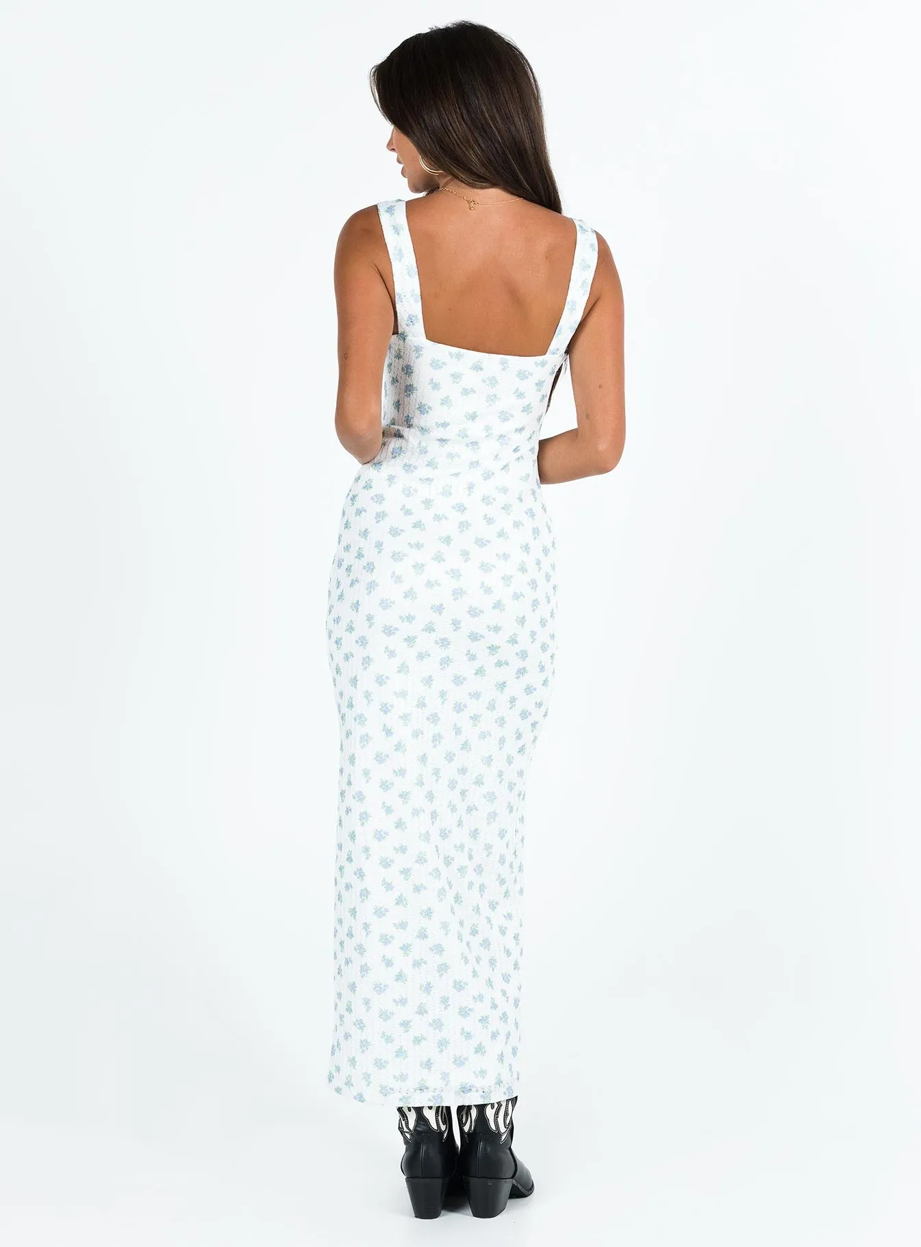 With its simple silhouette this maxi dress offers a flattering look for all body types Diamond Shine Lupton Maxi Dress White / Blue Floral