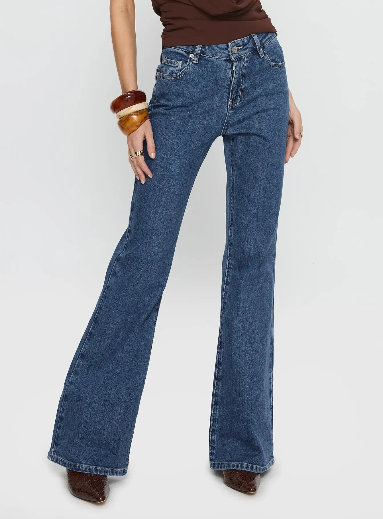 Date Night Sustainable Magic Mirror Mid Rise Bootleg Jeans Mid Blue Wash