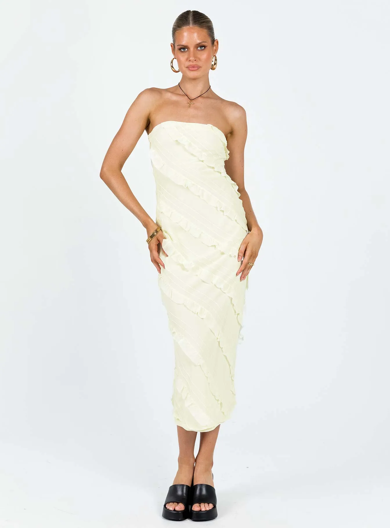 The elegant fit of this dress enhances your figure while providing plenty of comfort Baylie Maxi Dress Yellow