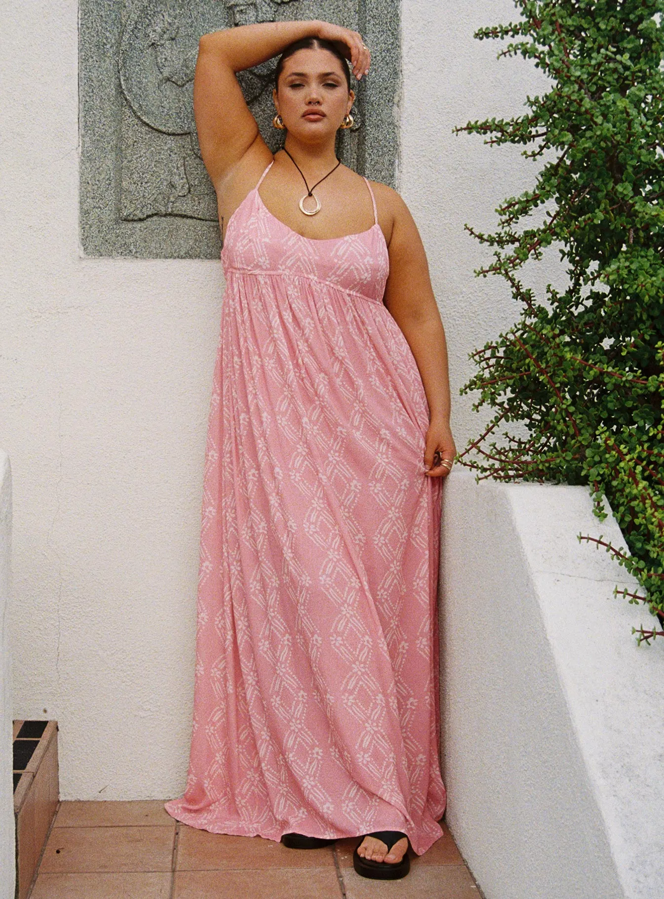Perfect for casual outings or formal events this dress can be styled to suit any occasion Seabreeze Maxi Dress Pink Curve