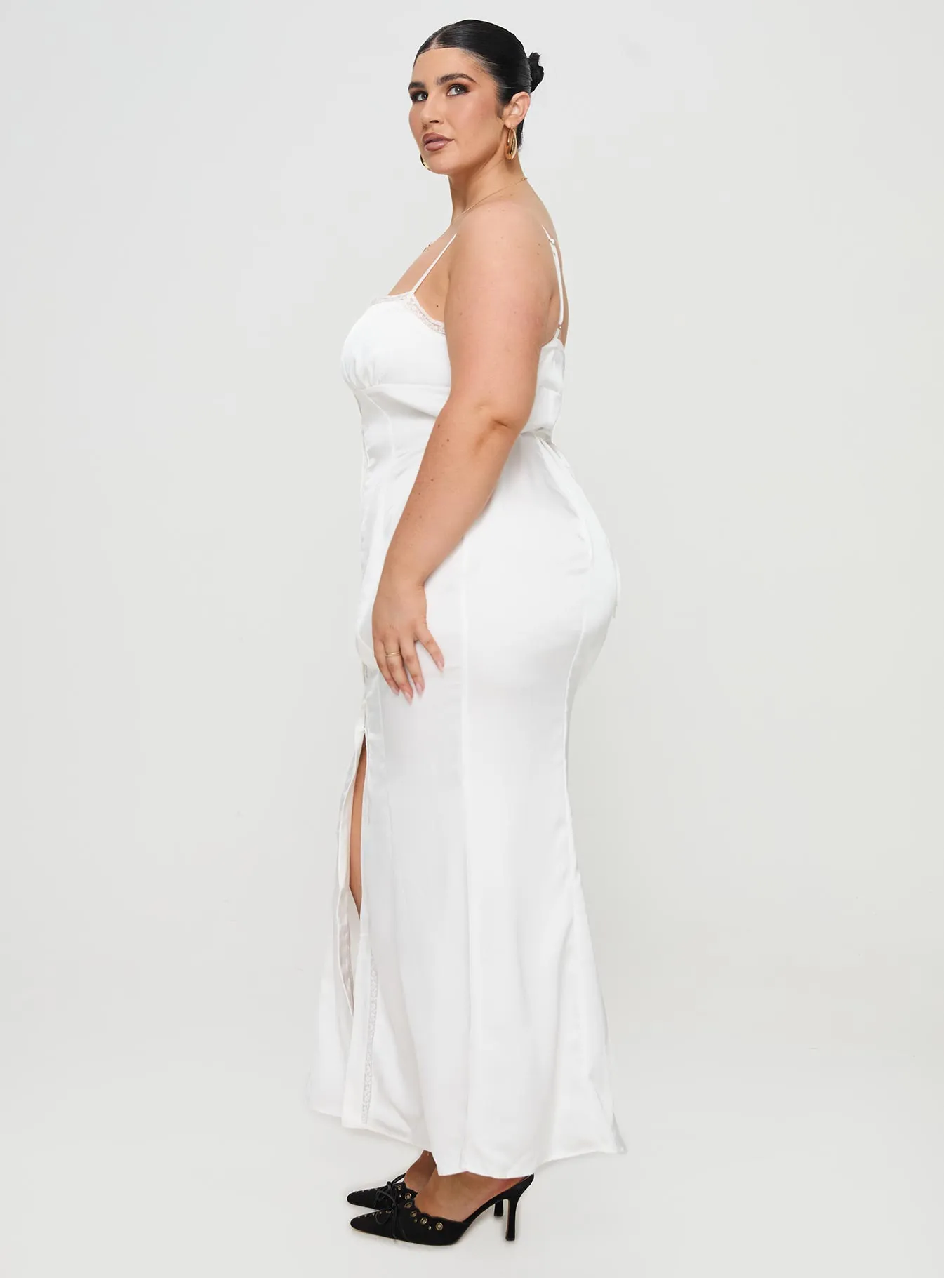 Marina Walk The relaxed fit of this maxi dress ensures all-day comfort while maintaining a stylish look Ematie Maxi Dress White Curve