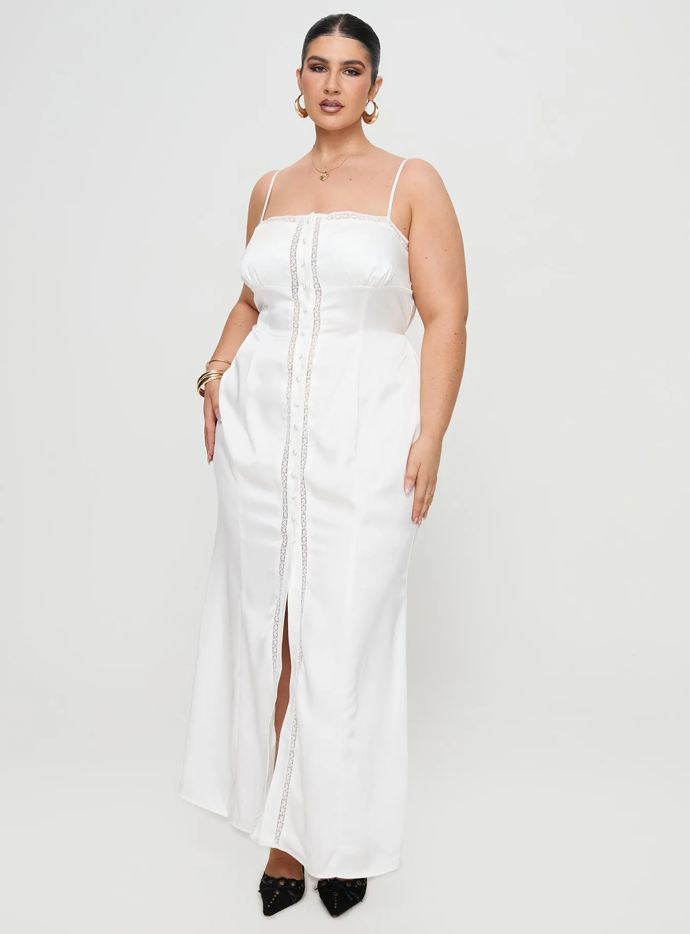Ematie Maxi Dress White Curve The relaxed fit of this maxi dress ensures all-day comfort while maintaining a stylish look