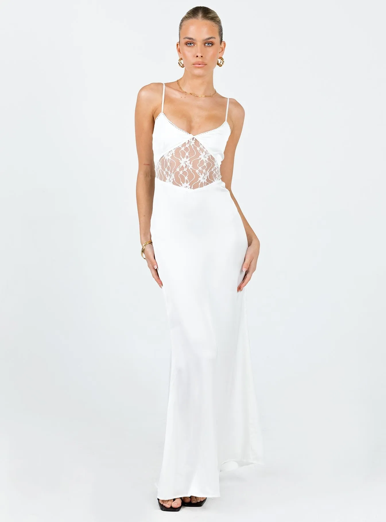 Roselle Maxi Dress White The classic design of this maxi dress makes it an essential piece for any fashion-forward wardrobe