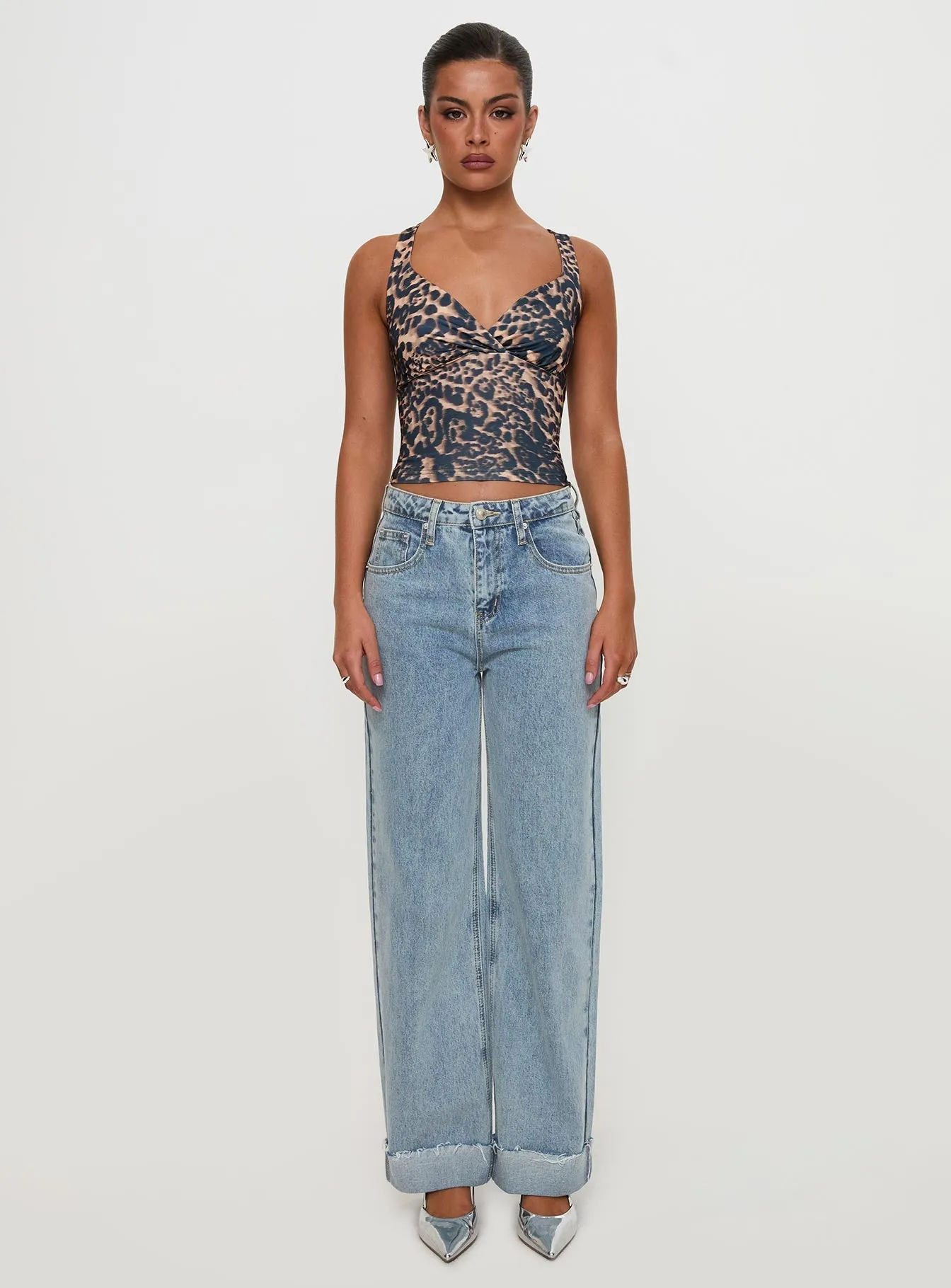 Ollie Mid Rise Straight Leg Jean Light Wash Denim Everyday Fashion Lover