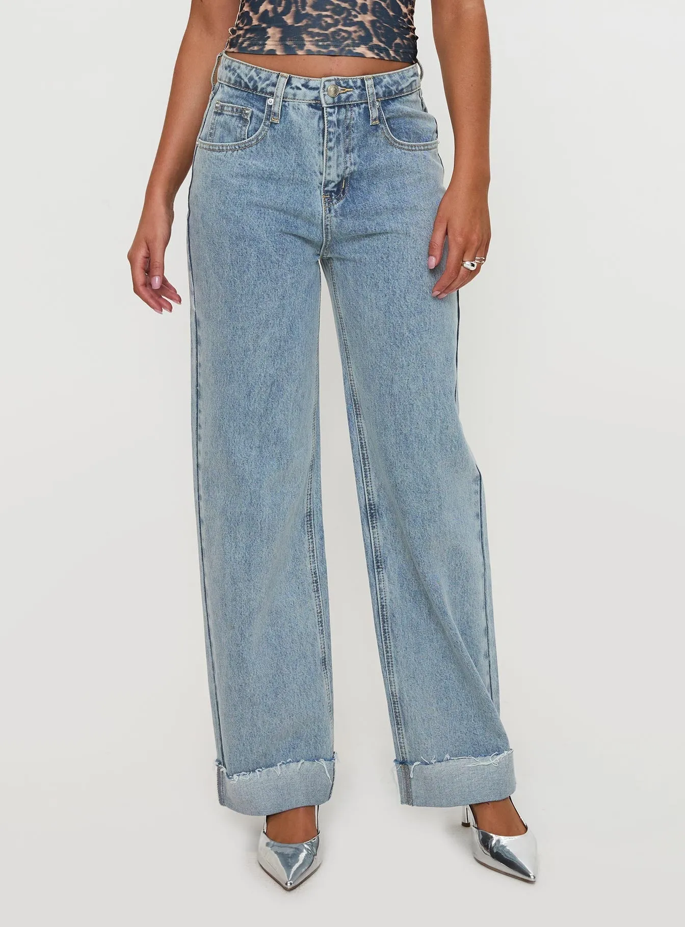 Ollie Mid Rise Straight Leg Jean Light Wash Denim Comfort Stretch Weave Relaxed Style Bold