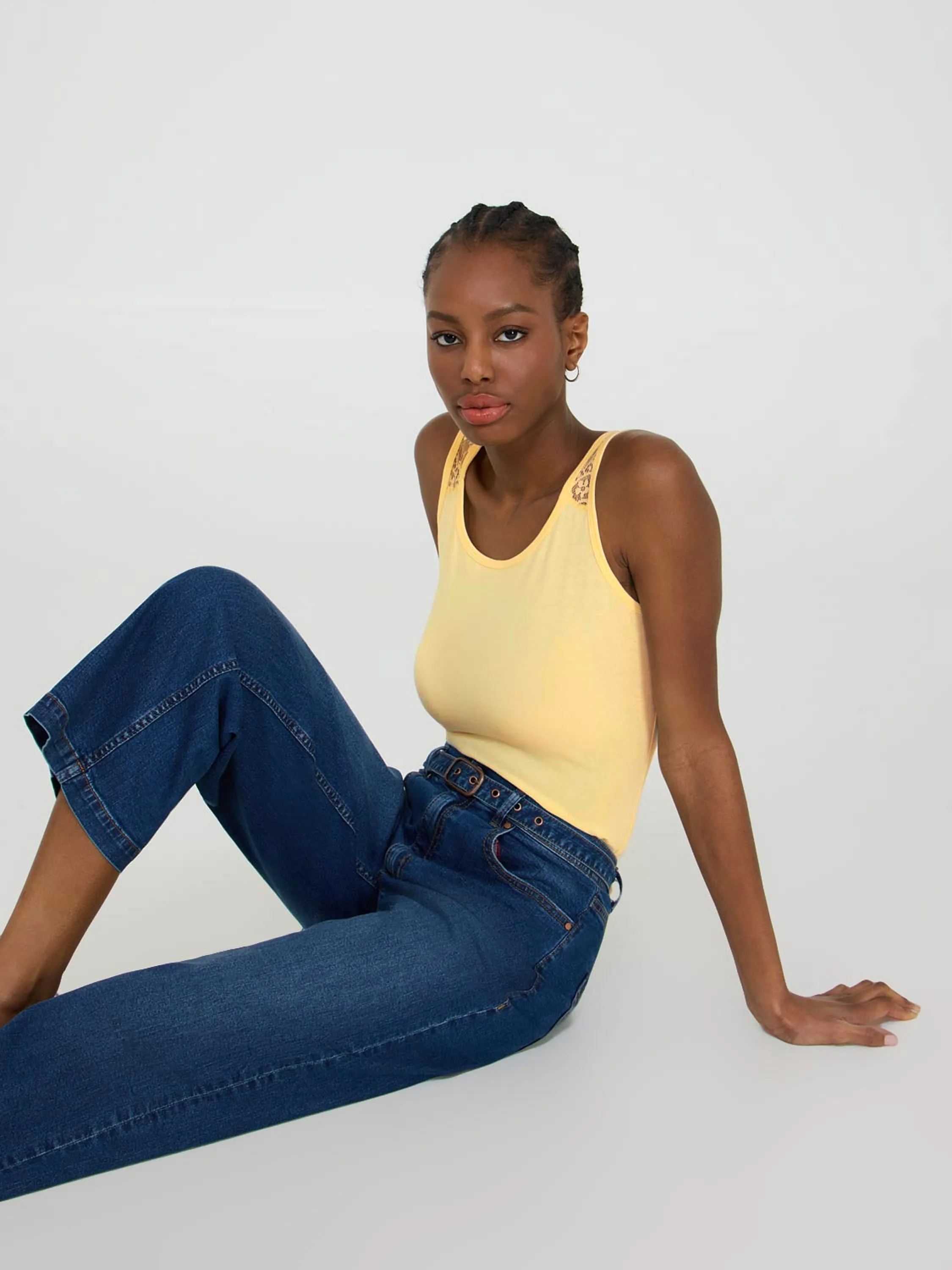 Sleeveless Lace Top Saga Vibe