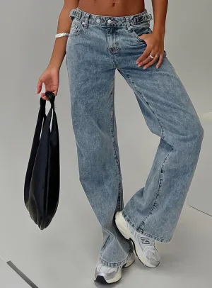 Sidle Low Rise Straight Leg Jeans Light Wash Outfit Basic Clean Vibe
