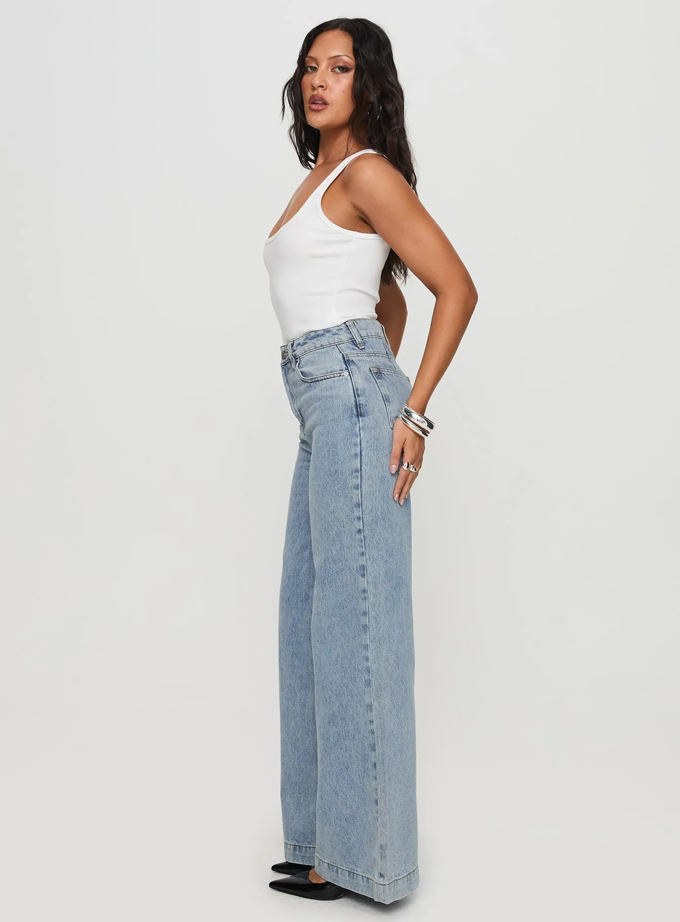 Lifestyle Outfit Goldie High Rise Wide Leg Jeans Light Wash