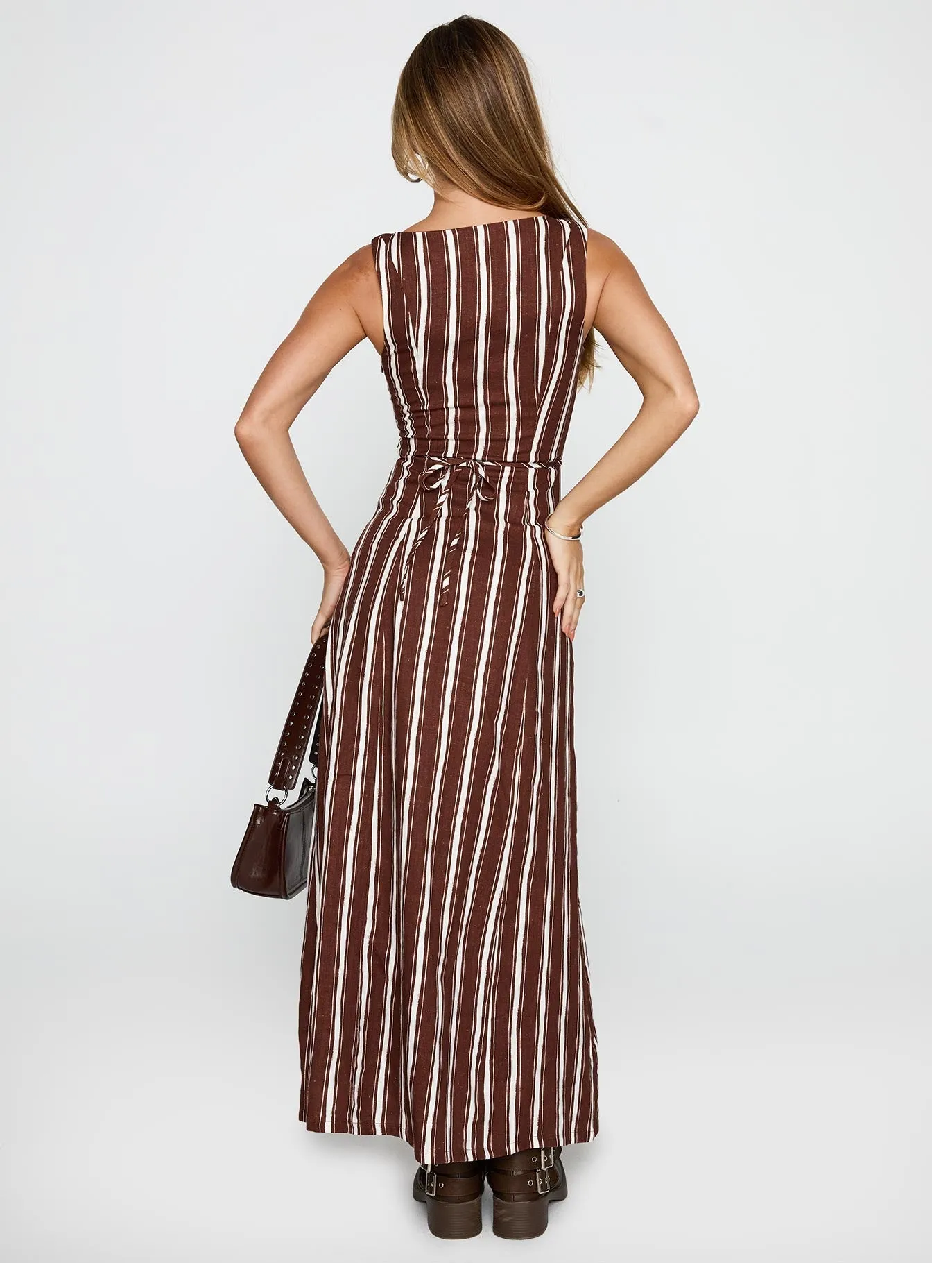 This dress provides a flattering look for any body type thanks to its classic design Lewisa Maxi Dress Brown