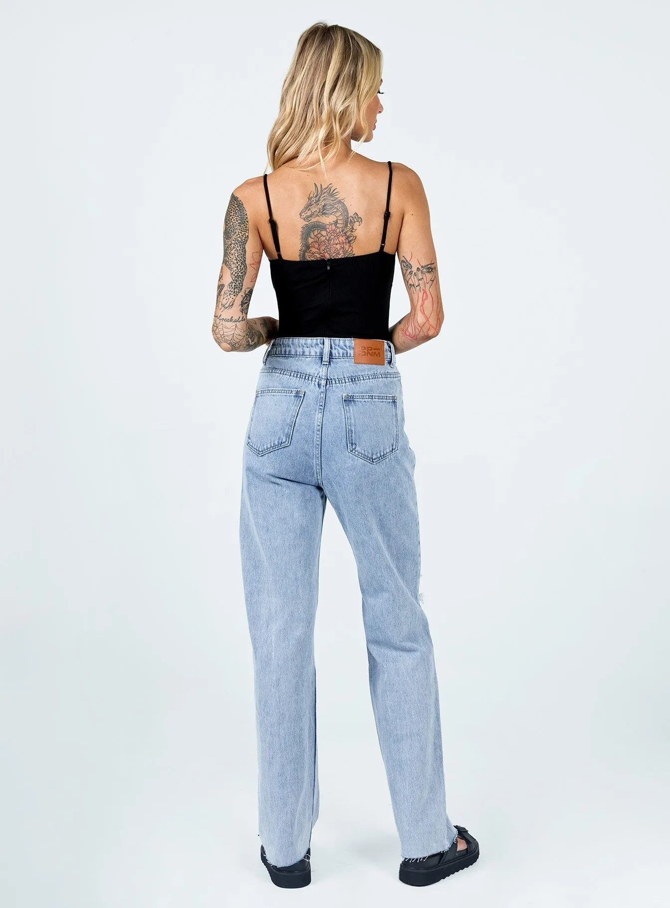 Relaxed Style Bold Neutral Vibrant Chill Outfit Arcadia Lightwash Denim Jeans
