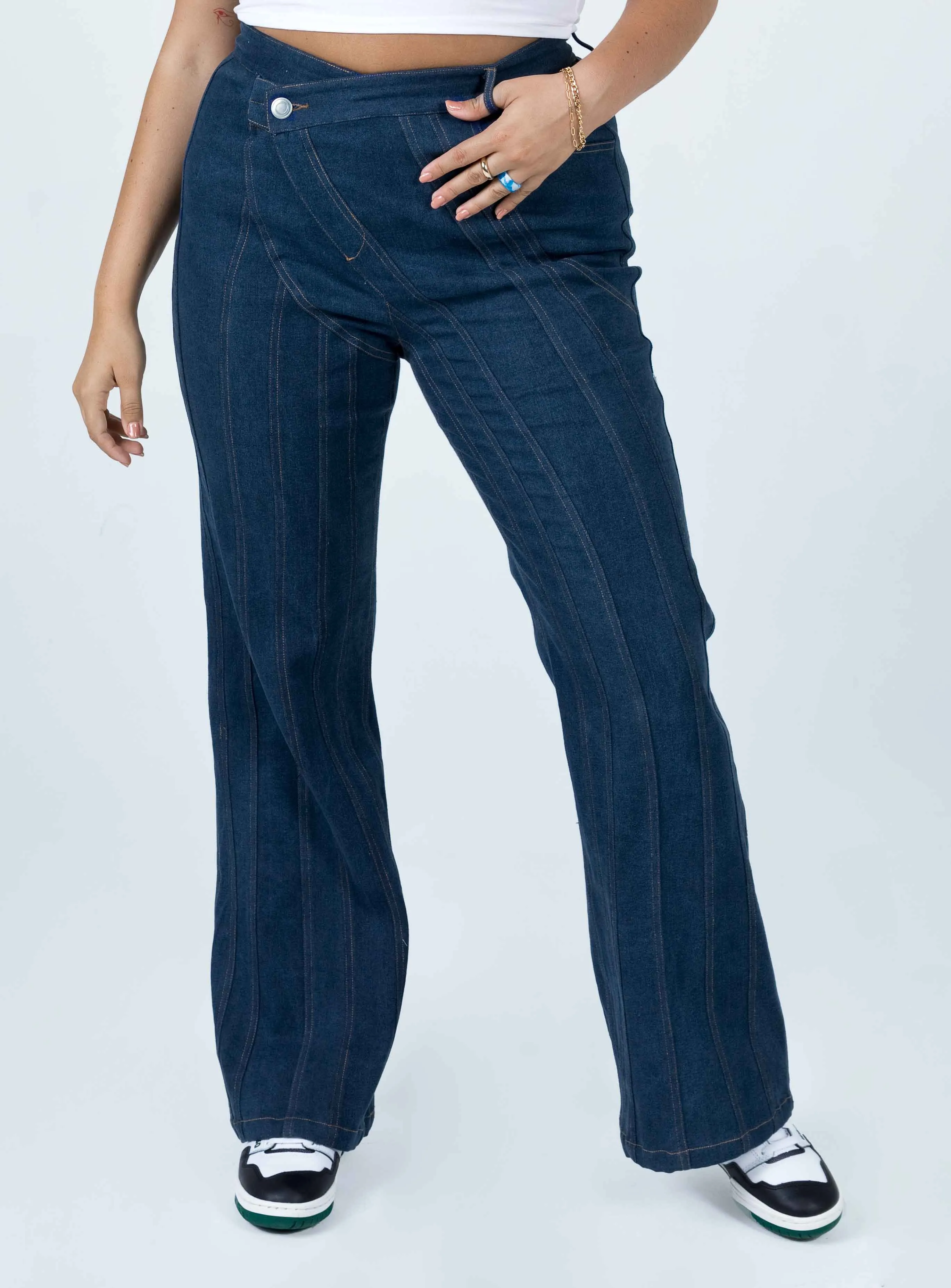 Summer Vibes Sustainable Creative Look Odette Flare Denim Jeans Blue