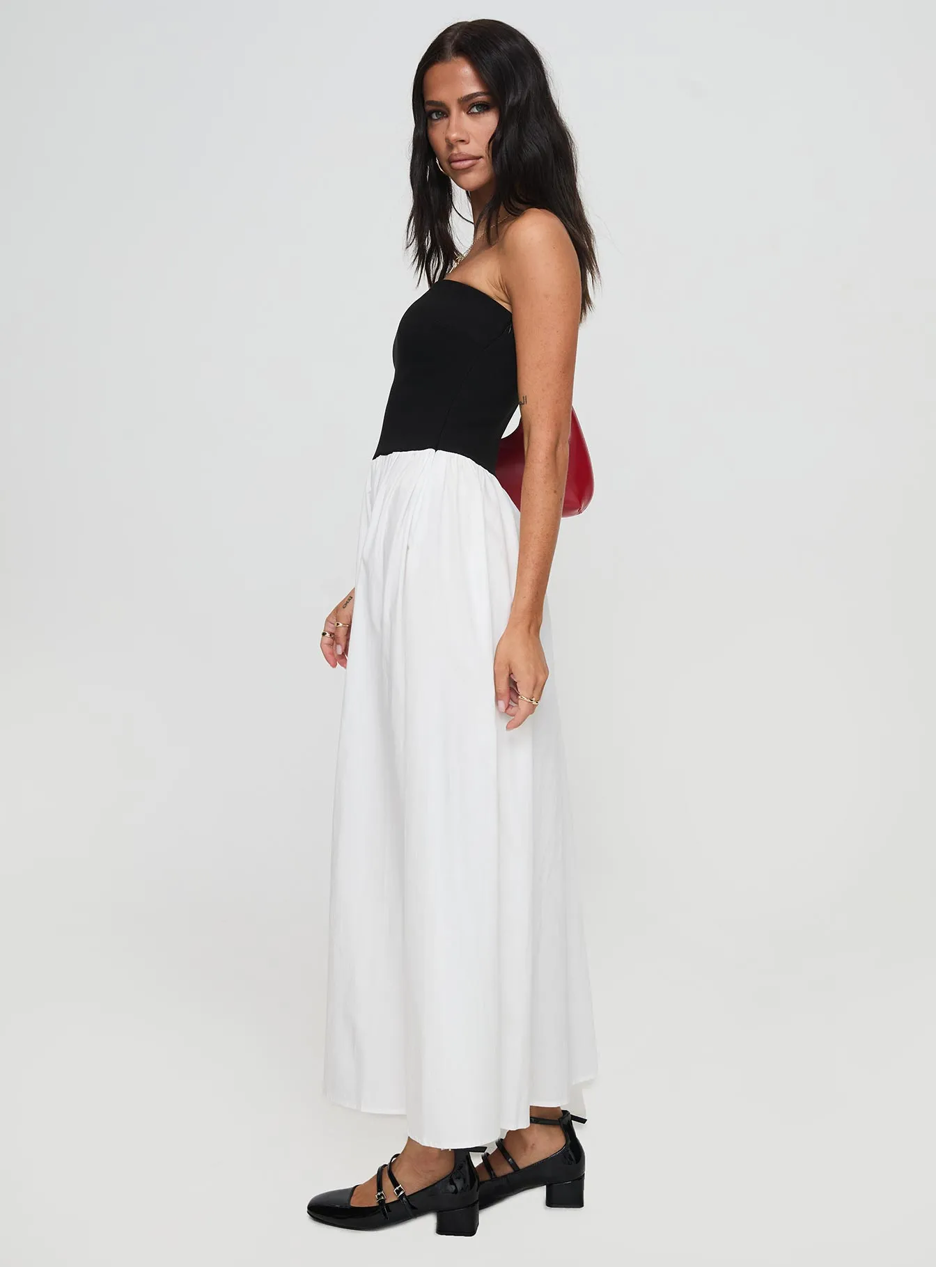 Rhett Maxi Dress Black / White This dress offers an elegant and refined look for any event or casual outing