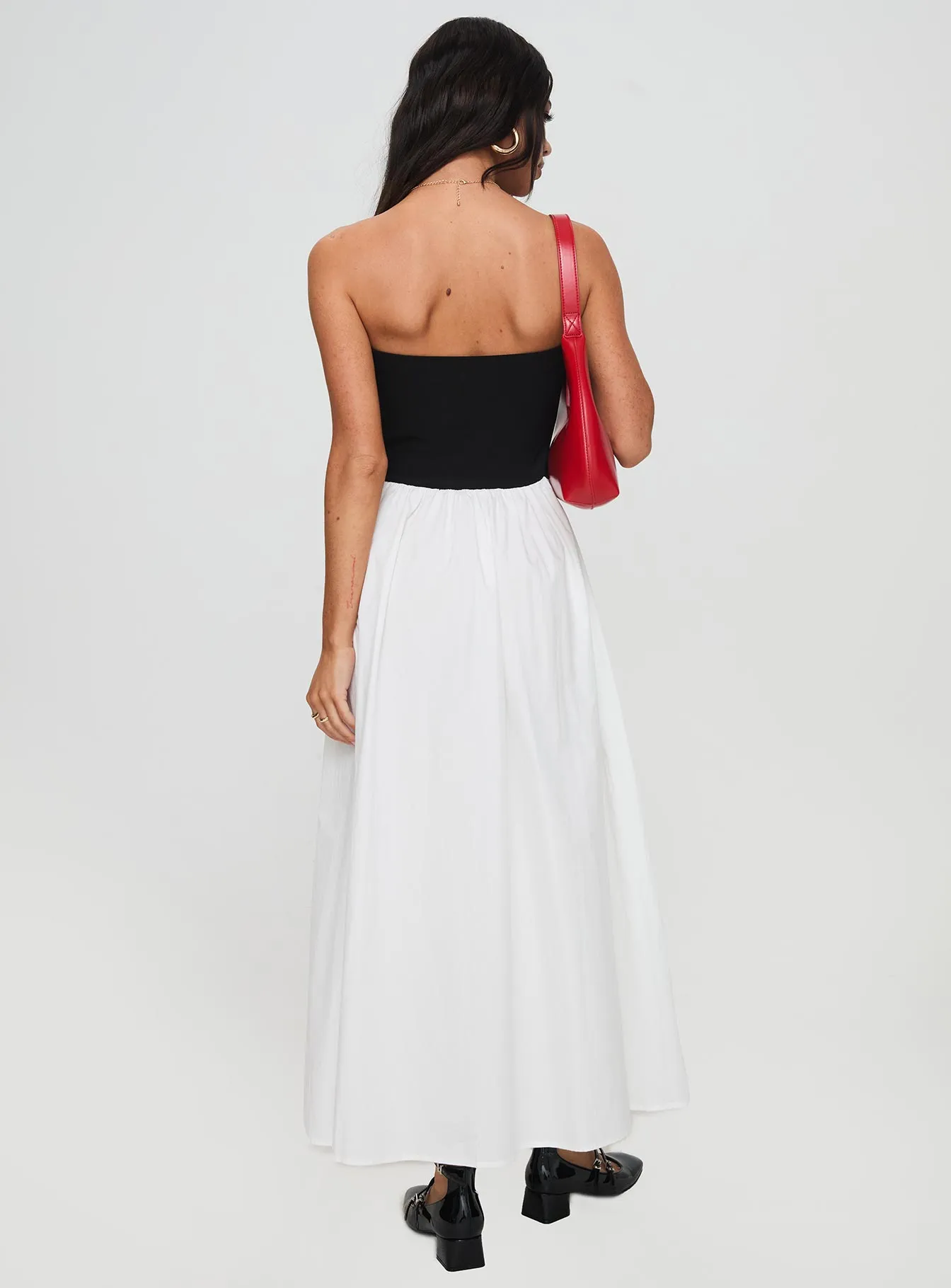 Rhett Maxi Dress Black / White With its elegant design this maxi dress can be styled for a variety of events from casual to formal