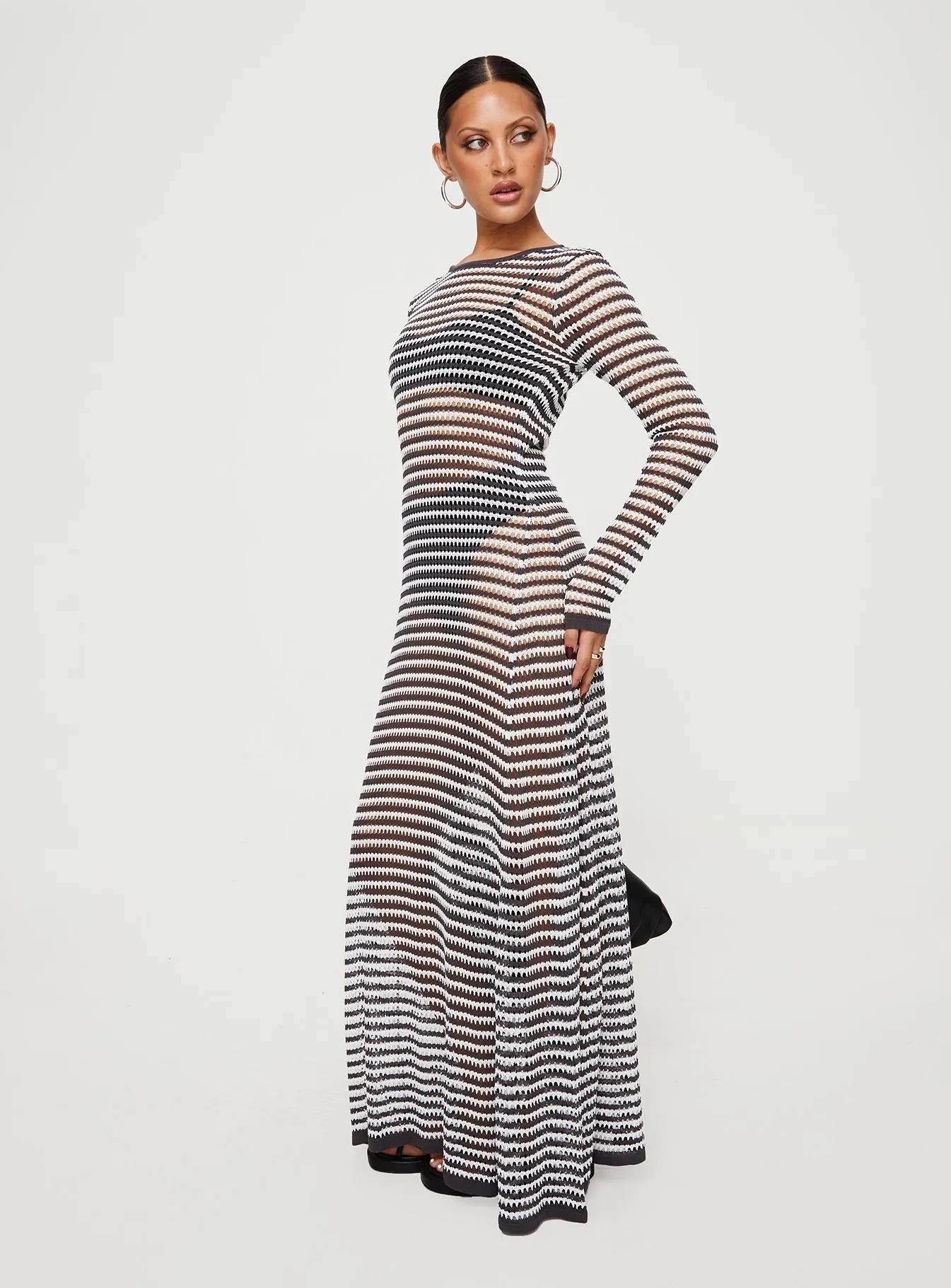 This dress is the perfect addition to any wardrobe for those who value both style and comfort Ikaris Long Sleeve Maxi Dress Grey / White