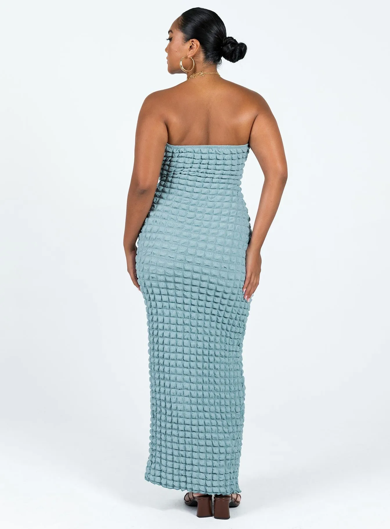 Ideal for both warm and cool weather this dress is a year-round wardrobe staple The sleek lines of this maxi dress create a flattering and elegant look for any event Kendrick Strapless Maxi Dress Blue