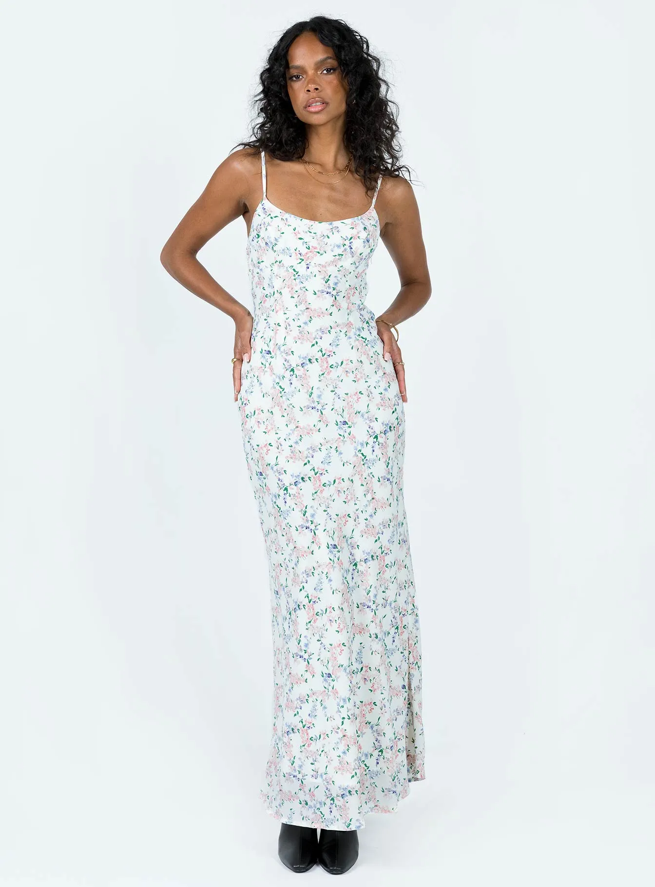 With its flowy design this dress drapes beautifully for a sophisticated look Fairholm Maxi Dress White / Floral