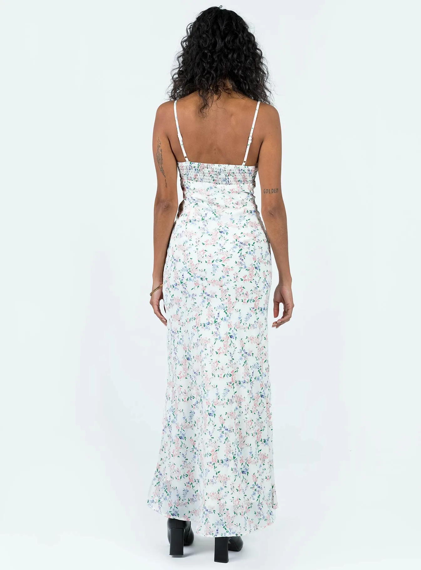 Fairholm Maxi Dress White / Floral Urban Glow With its graceful design this dress creates a polished look for any occasion