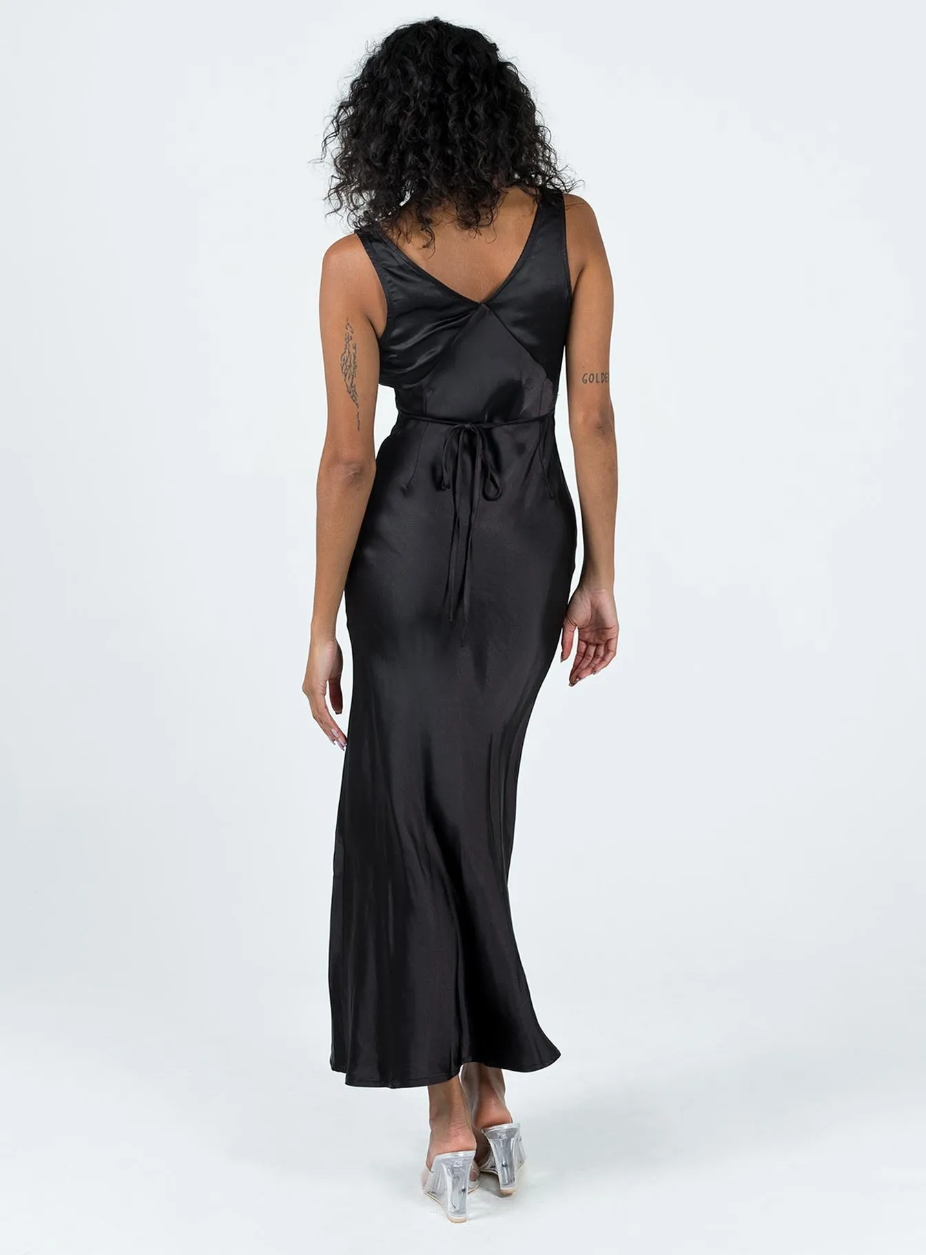 Nellie Maxi Dress Black The easy-to-wear design of this maxi dress ensures that you can style it effortlessly