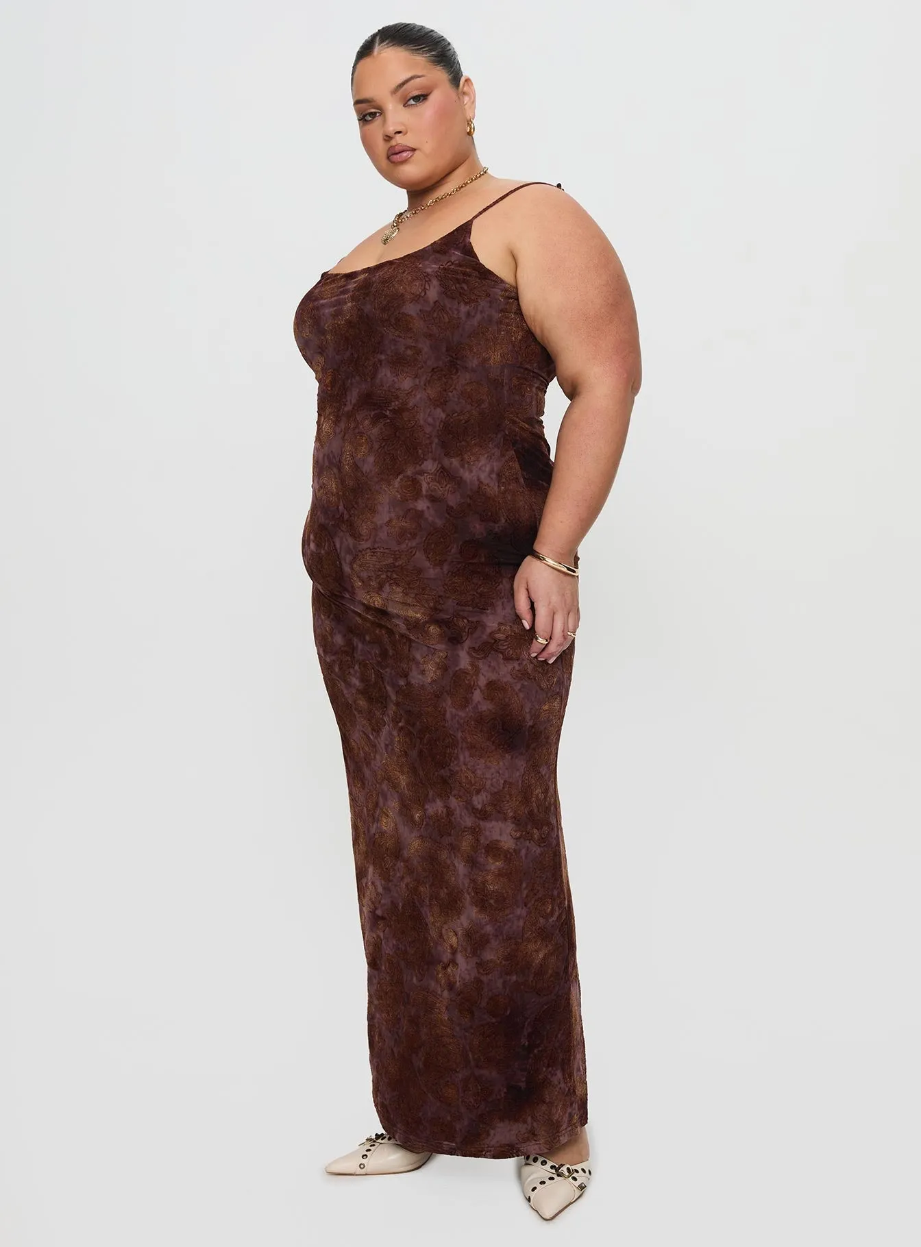 This maxi dress is perfect for creating a chic and polished look without trying too hard Sunset Peak Knox Maxi Dress Chocolate Paisley Curve