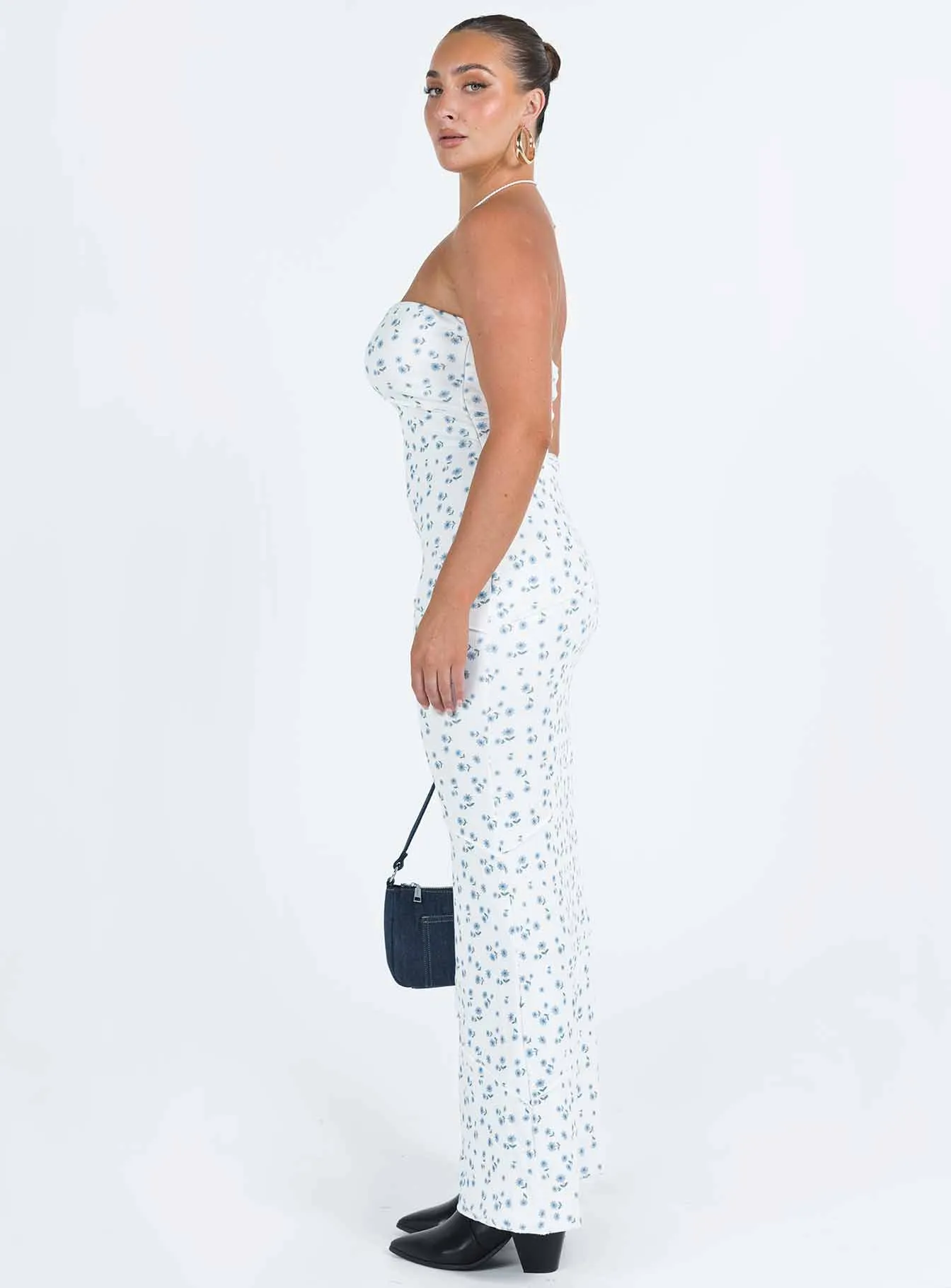 The dress??s versatile design allows you to wear it for work, weekend outings, or evening events Oscar Maxi Dress Blue Floral