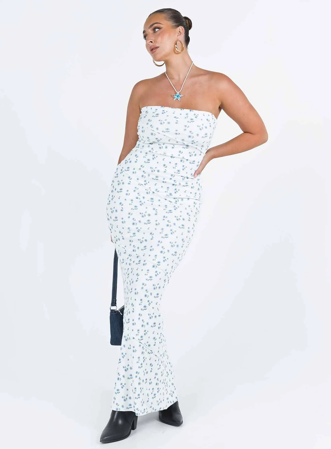 The classic cut of this maxi dress ensures a flattering fit for all body types Oscar Maxi Dress Blue Floral