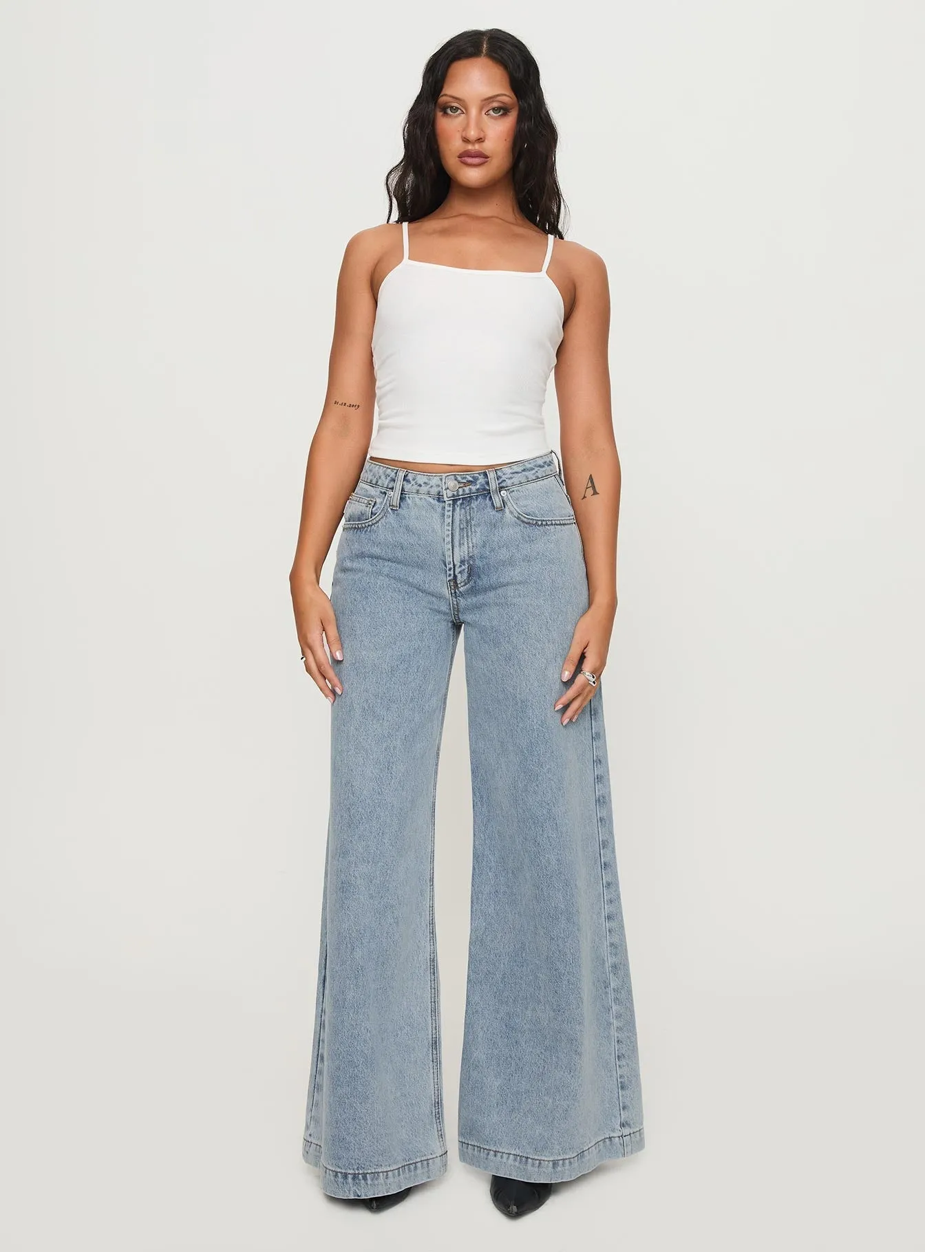 Weekend Uniform Couple Look Athlete Fit Festival Outfit Toby Low Rise Baggy Jeans Light Wash