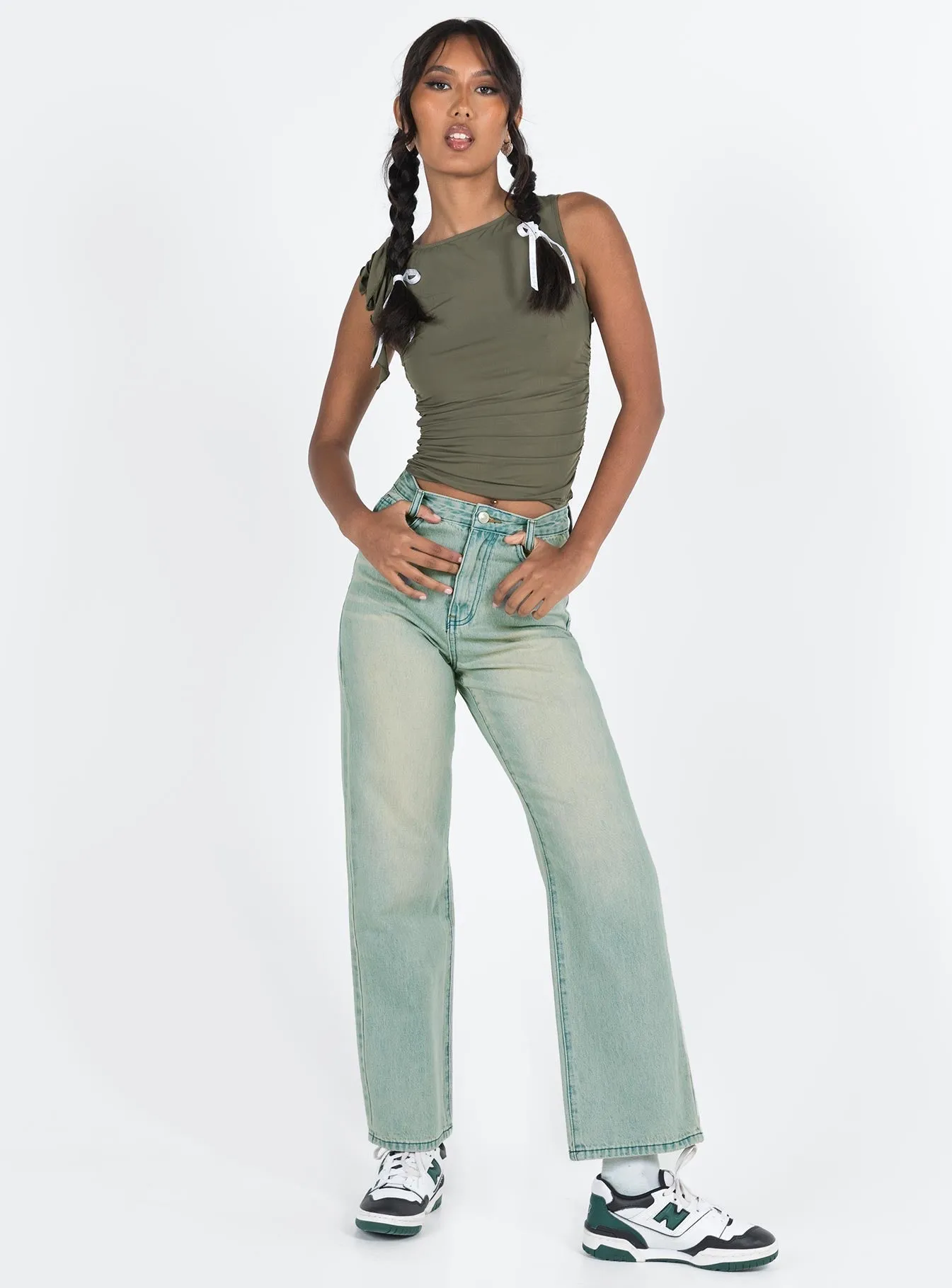 Outfit Ease Night Out Neutral Textured Clear The Air Jeans Light Wash Denim