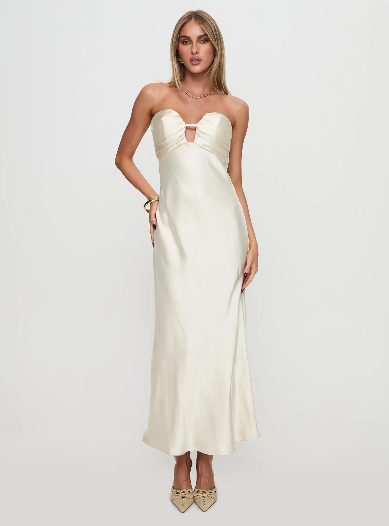 Relaxed fit summer gown The easy-to-wear design of this maxi dress ensures that you can style it effortlessly Cyprian Strapless Maxi Dress Champagne