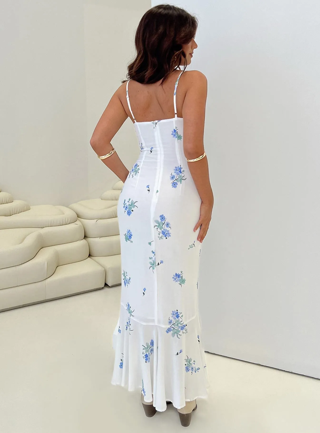 With its elegant design this maxi dress can be styled for a variety of events from casual to formal Sing Along Maxi Dress White / Blue Petite