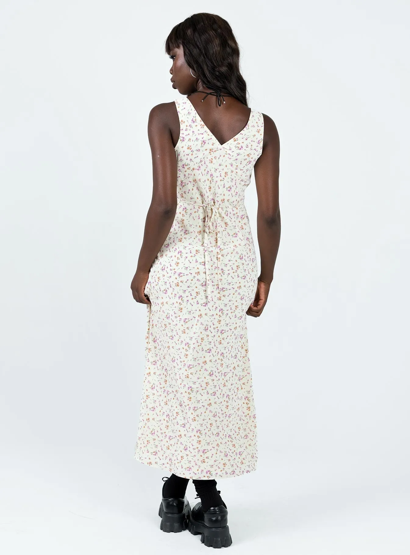 With its elegant design this maxi dress can be styled for a variety of events from casual to formal Nellie Maxi Dress Cream