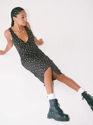 Its elegant silhouette adds a touch of sophistication to your everyday look This dress is a versatile option that can be styled in many different ways Sariah Maxi Dress Black Tall