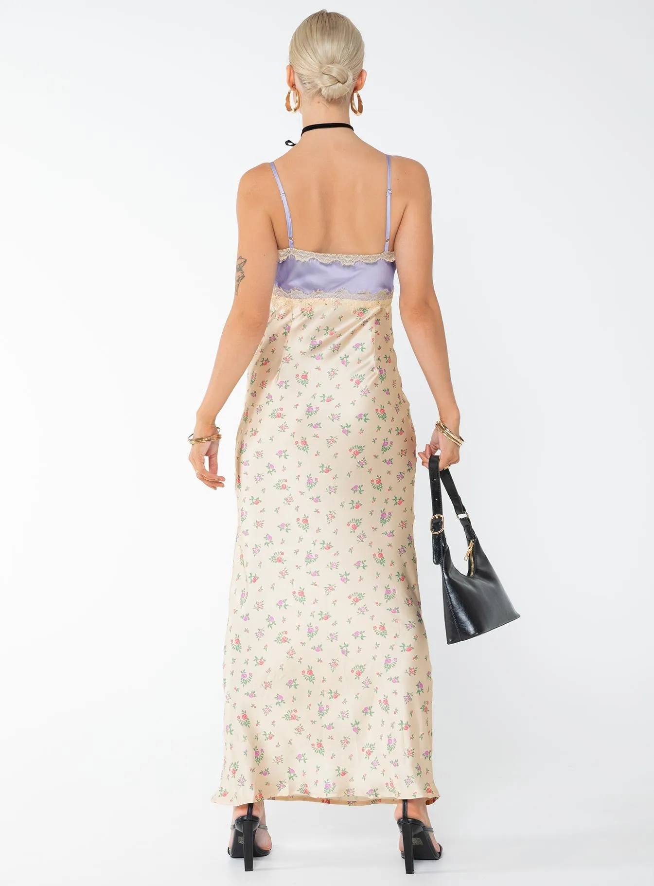 Sanz Maxi Dress Multi The flowing design of this dress ensures freedom of movement while looking sophisticated