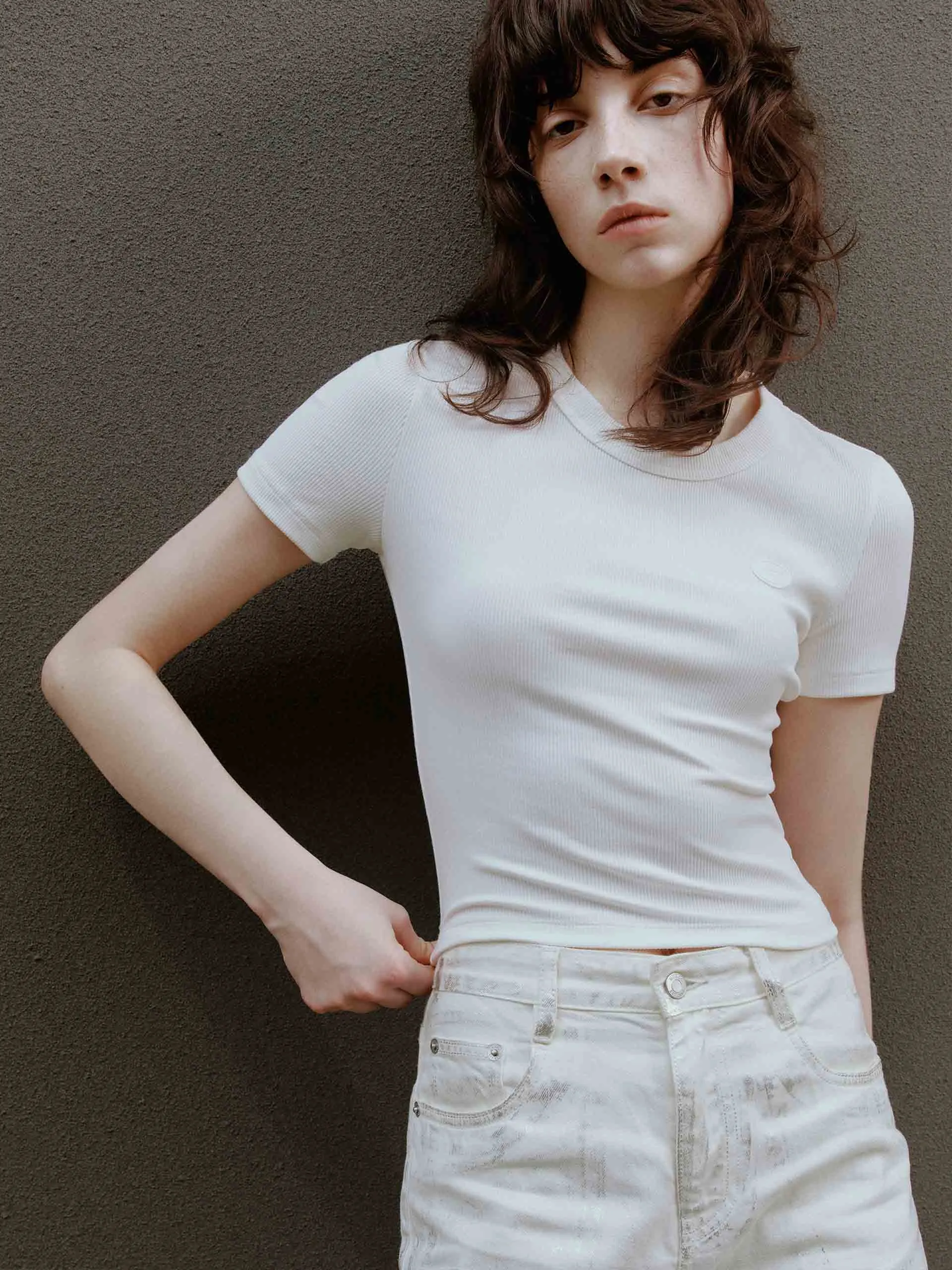 Reinforced Hems Sleek Style Regular Logo Fitted Tee