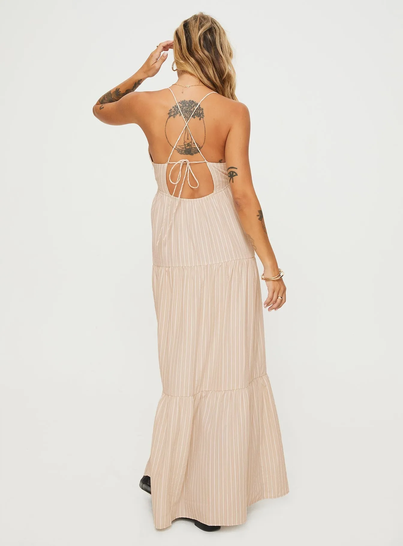 Leder Maxi Dress Beige Stripe This maxi dress can be worn with a variety of shoes and accessories to create a unique look This dress offers a flattering fit that accentuates your shape without feeling tight