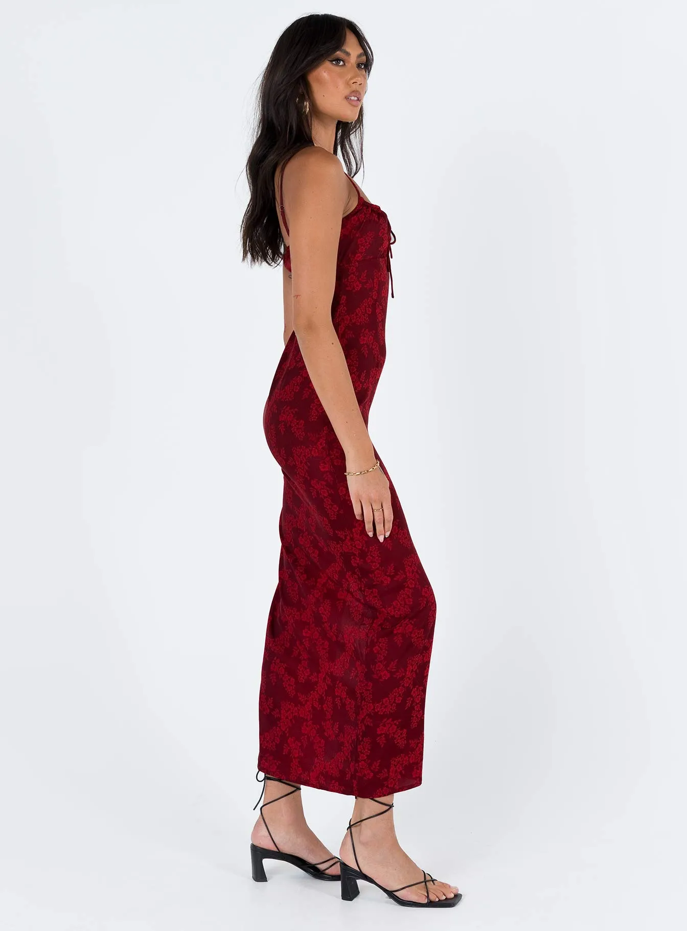 The easy-to-wear design of this maxi dress ensures that you can style it effortlessly Town Glow Noda Maxi Dress Burgundy