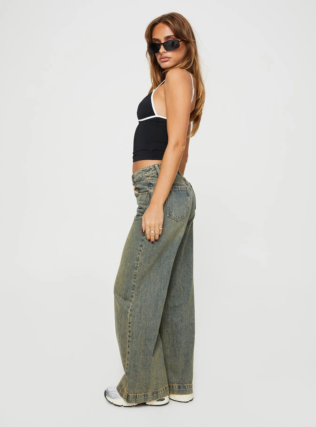 Weekend Getaway Luxury Beach Day Modern Youth Style Party Look Tap In Mid Rise Jeans Tea Wash