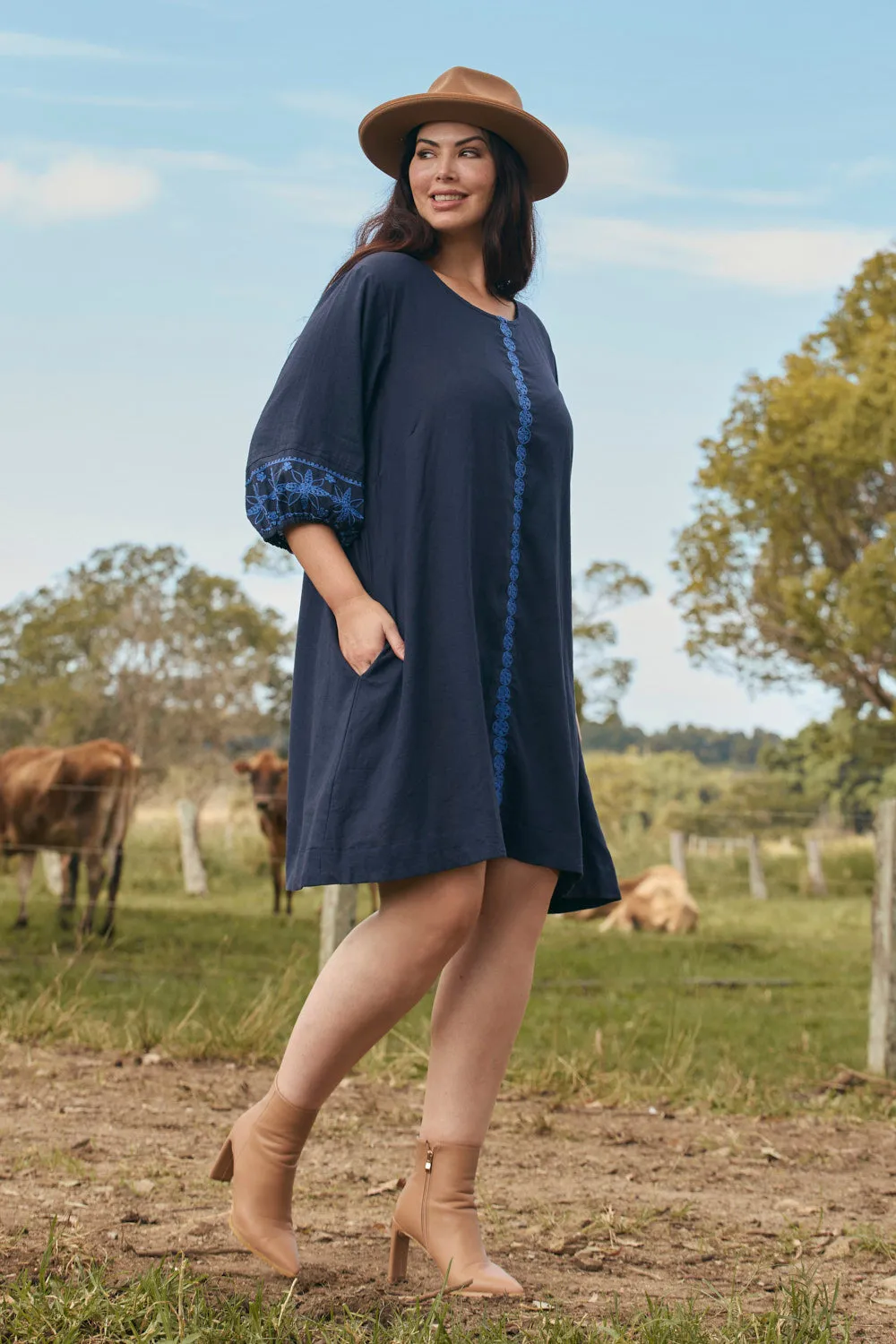 EcoFriendlyProduction Seamless transition Hazel Short Shift Dress in Navy Old Lace