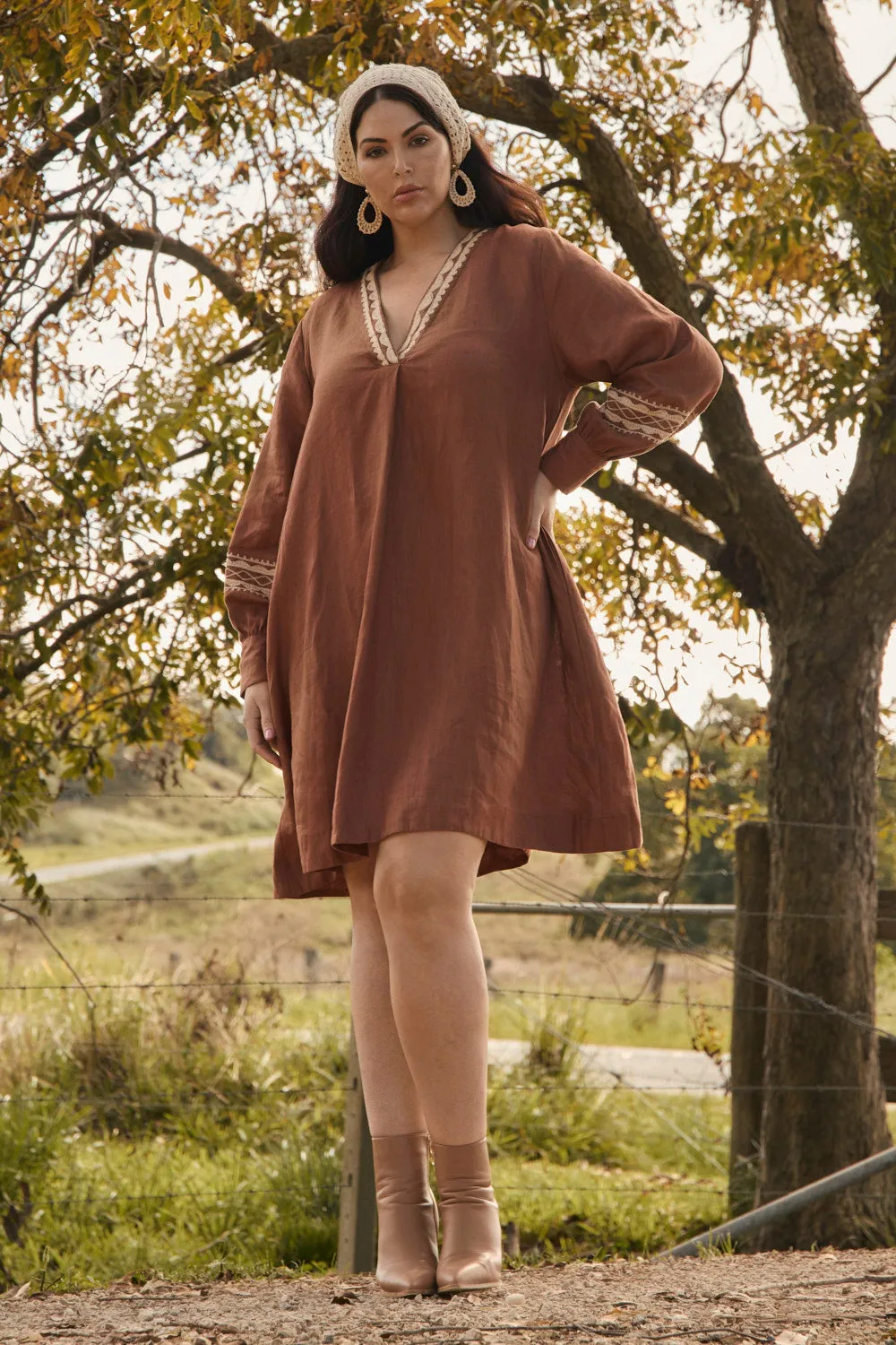 Silent Mood Classic Mode Kora Long Sleeve Linen Dress in Rum Caramel