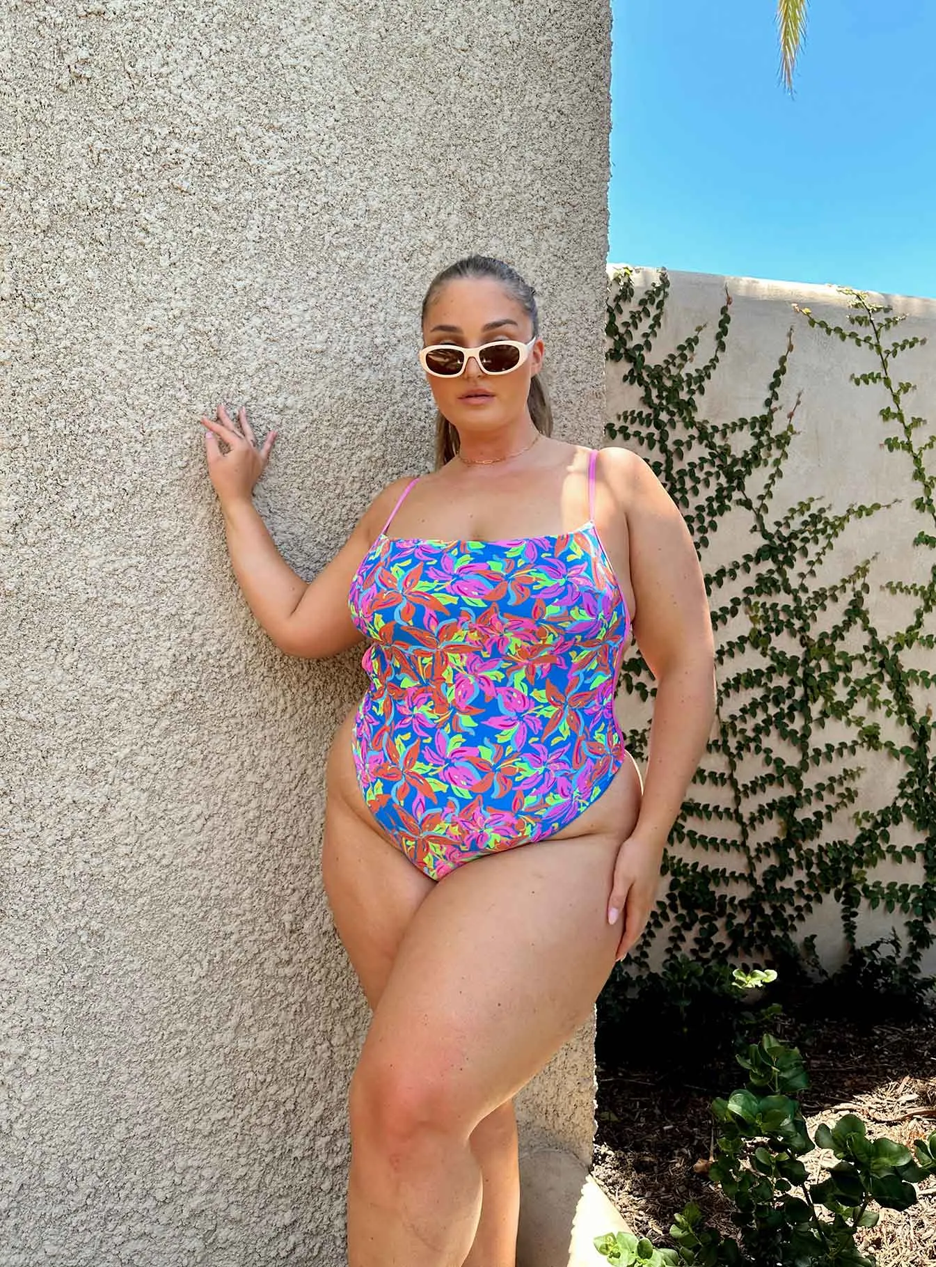 Jessie One Piece Blue Multi Curve Textured Grip Details