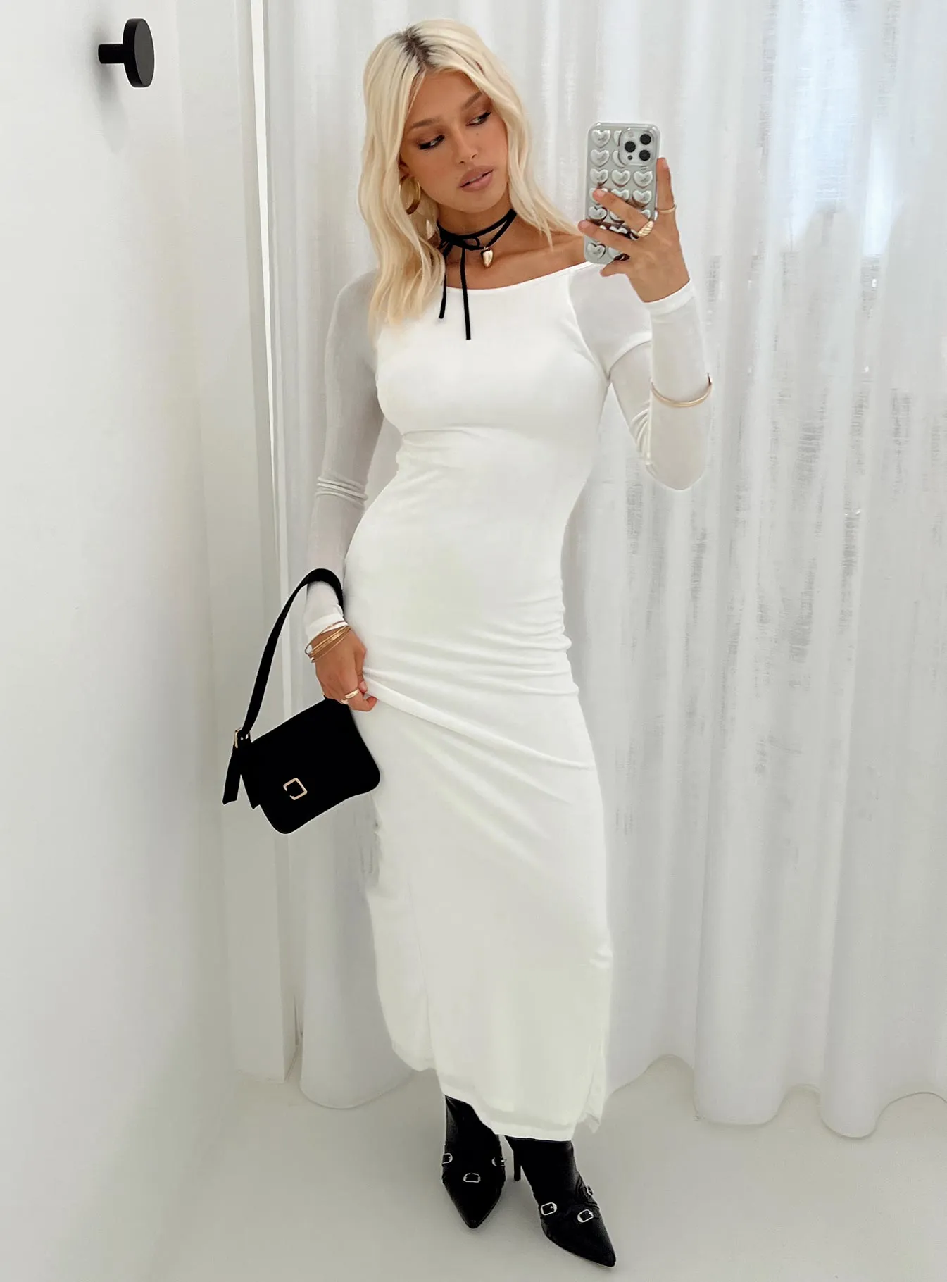 Mariani Backless Maxi Dress White Lily Bloom Designed with a simple yet elegant cut this dress works for both casual and formal occasions