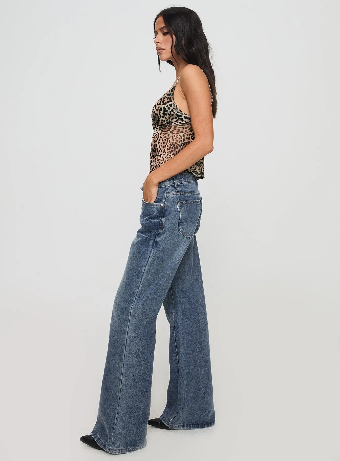 Minimalist Style Family Style Comfy Active Outfit Joner Low Rise Flare Jeans Light Blue Wash